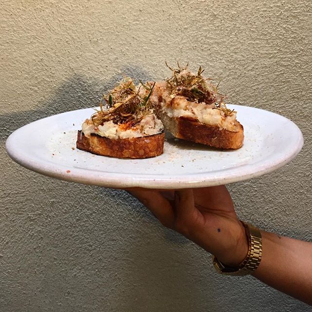 Pan casero tostado con brandade, cebollín frito de @haciendalagrande_mx y mucha salsa macha!!