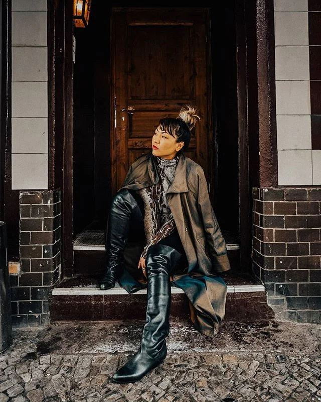 When traveling #solodolo, pack some #humility, #adaptation, an #openmind and an eye for pirating the best #stoops to take it all in | #immigrantlife
📷 + Edit : @sugsean
.
.
.
Vintage #colorshift @londonfogbrand trench
.
@zara #snakeskin print turtle