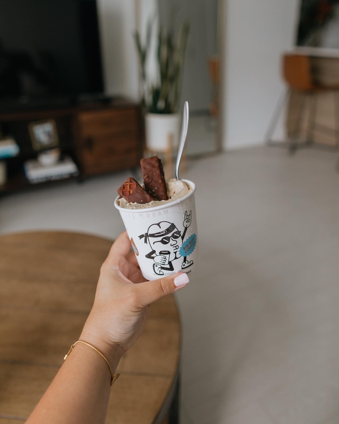 Foxtrot + chill, anyone? 😉

@foxtrotmarket recently released their own line of ice cream pints and this Big Riff Coffee flavor is my everything. It&rsquo;s made with a local fav, @metriccoffee 😍 + I paired it with their Sunny Buddies! 

I just fini