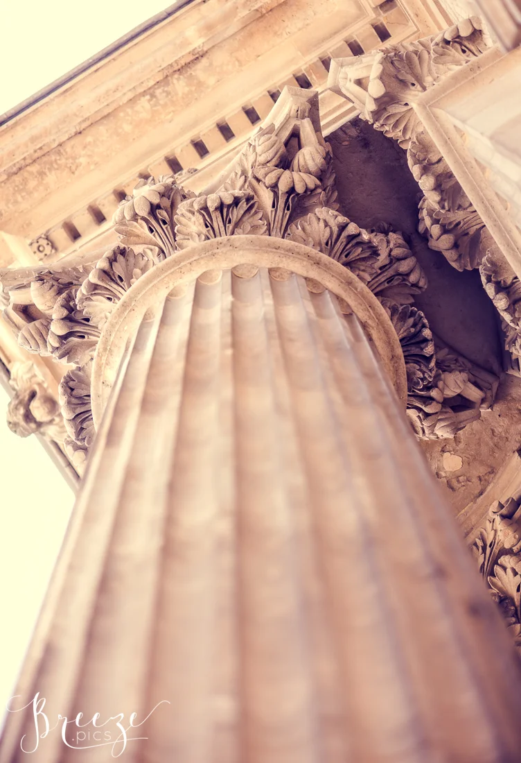 Paris_Louvre_column_upward.jpg
