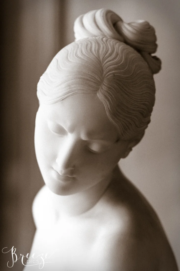 B&W_photo_sculpture_bust_Louvre.jpg