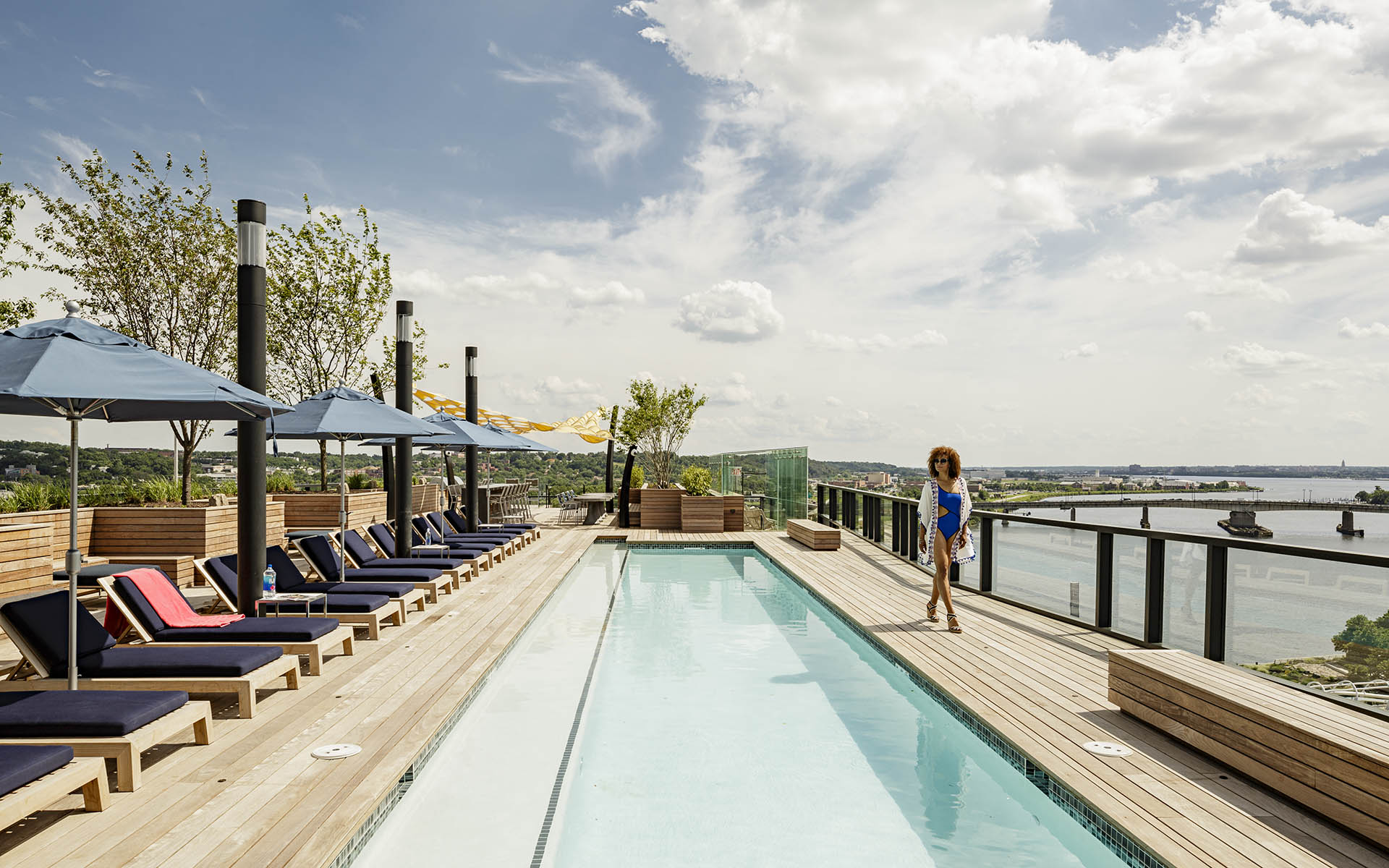 12-Amenities_Pool_Woman-2_1920x1200.jpg