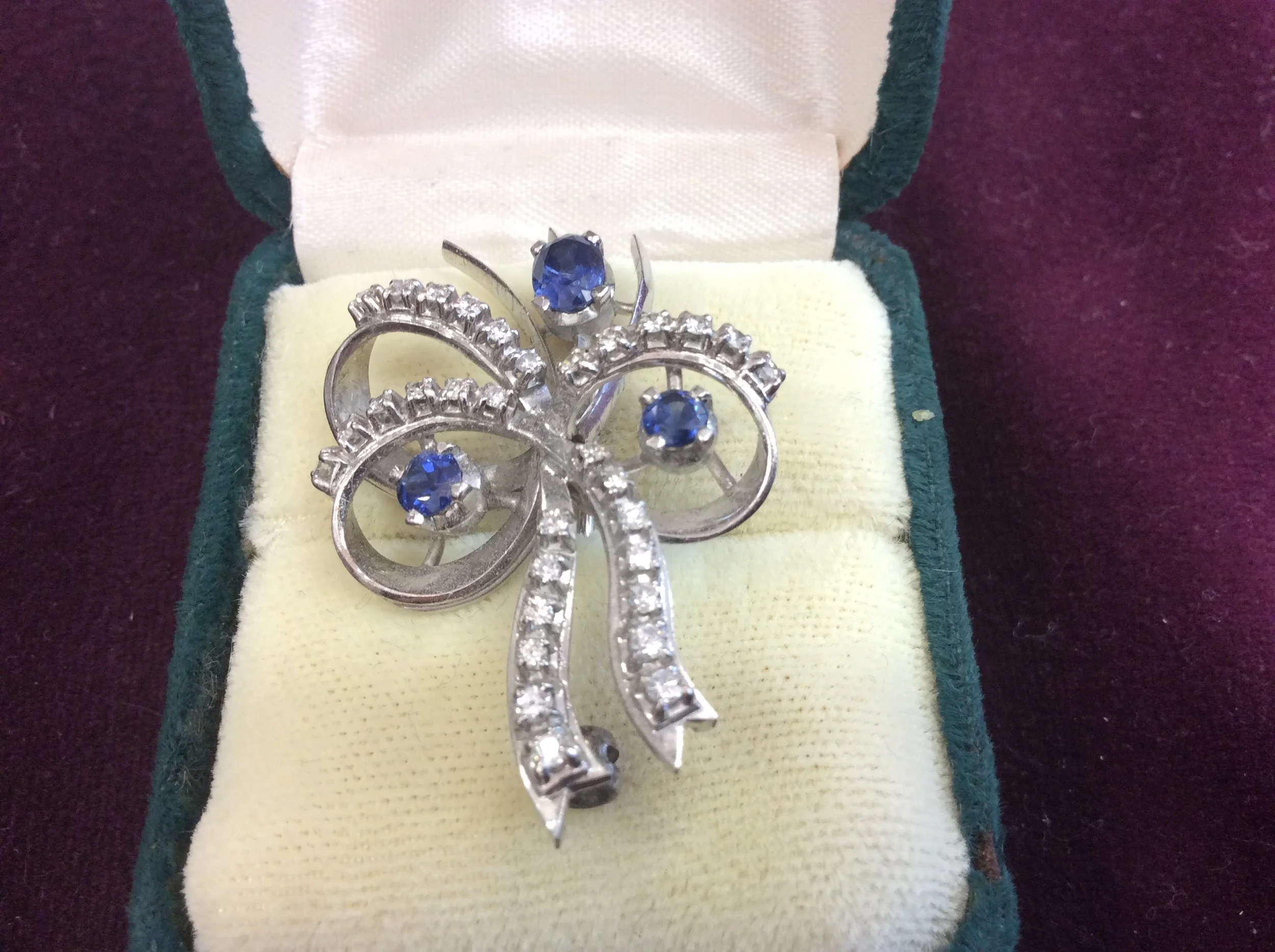 18ct White Gold Broach With Diamonds & Sapphires 