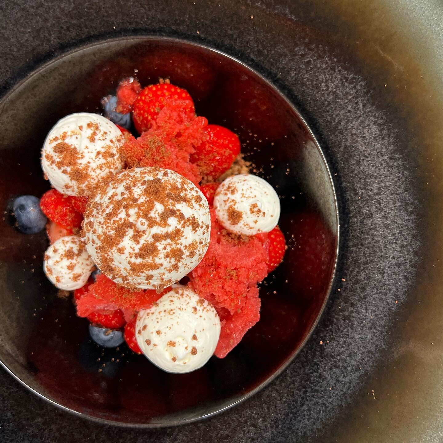 Fragola 🍓&amp; Mascarpone 
.
.
.
.
.
.
#gaultmillau #foodblogger  #food #foodie #foodphotography #foodstagram #instafood #foodlover #yummy #delicious #foodies #foodblog #instagood #healthyfood #homemade #foodpics #foodiesofinstagram #tasty #dinner #