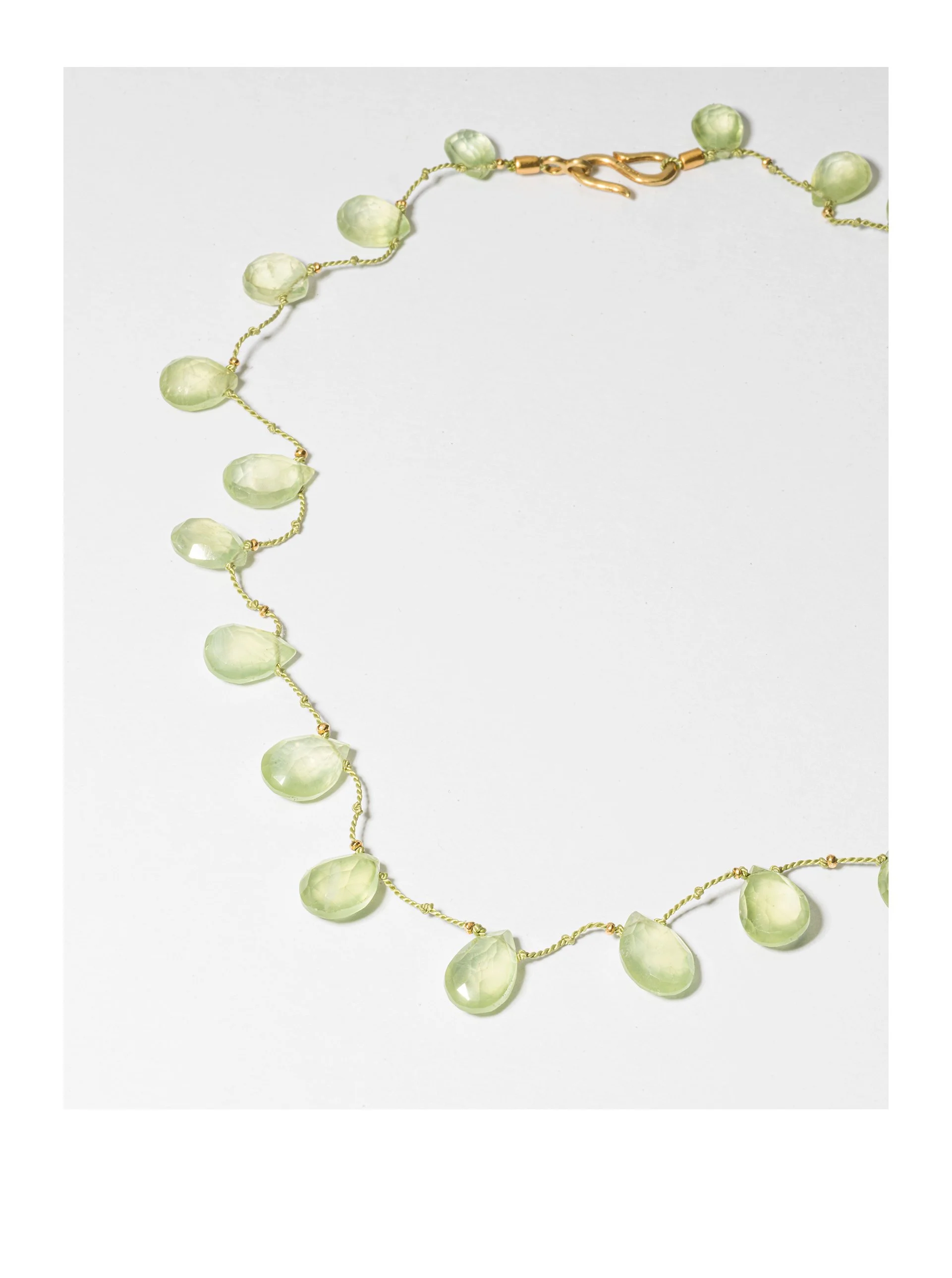 quartz-necklace-silk-pistache-01.jpg