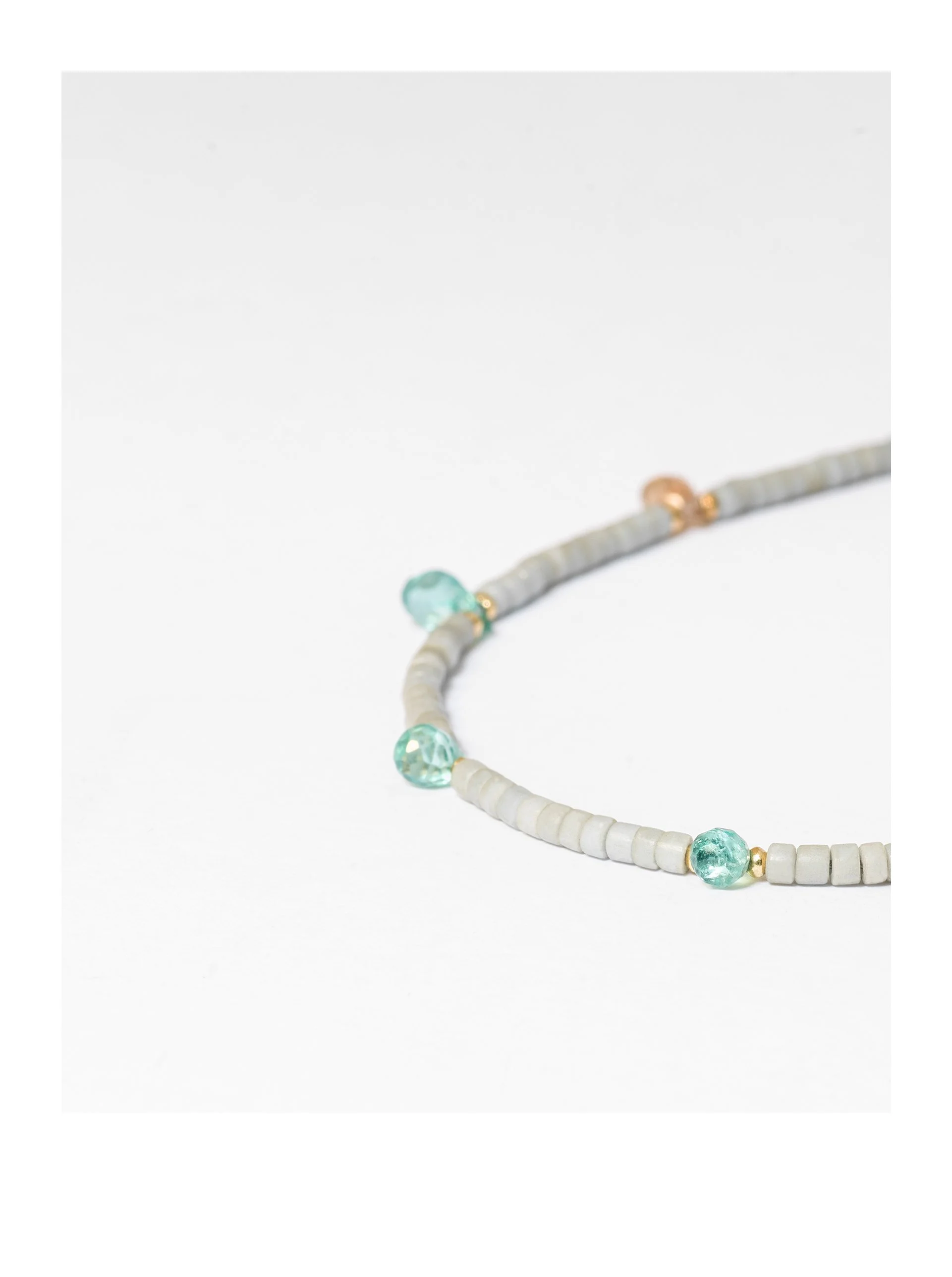 limited-superfine-gems-bracelet-lightgrey-apatith-02.jpg