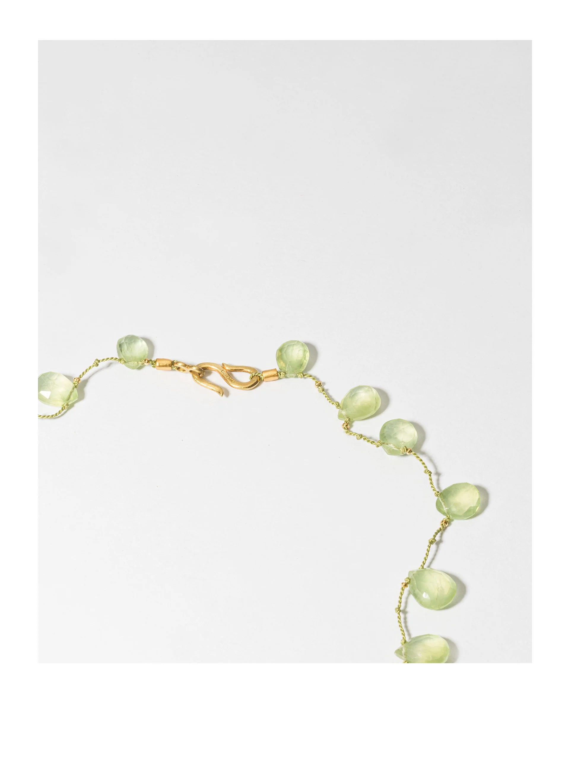 quartz-necklace-silk-pistache-02.jpg