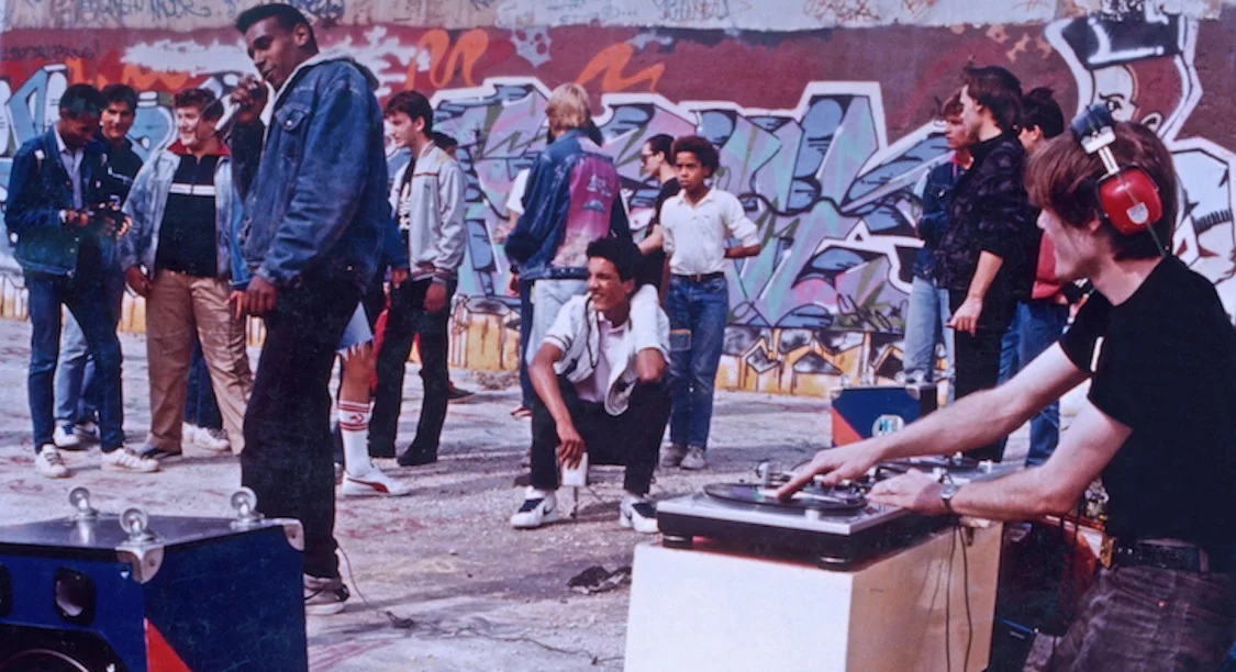 Dee Nasty et Johnny Go lors d'une free jam à La Chapelle (Paris)/ 1986 © Enrique