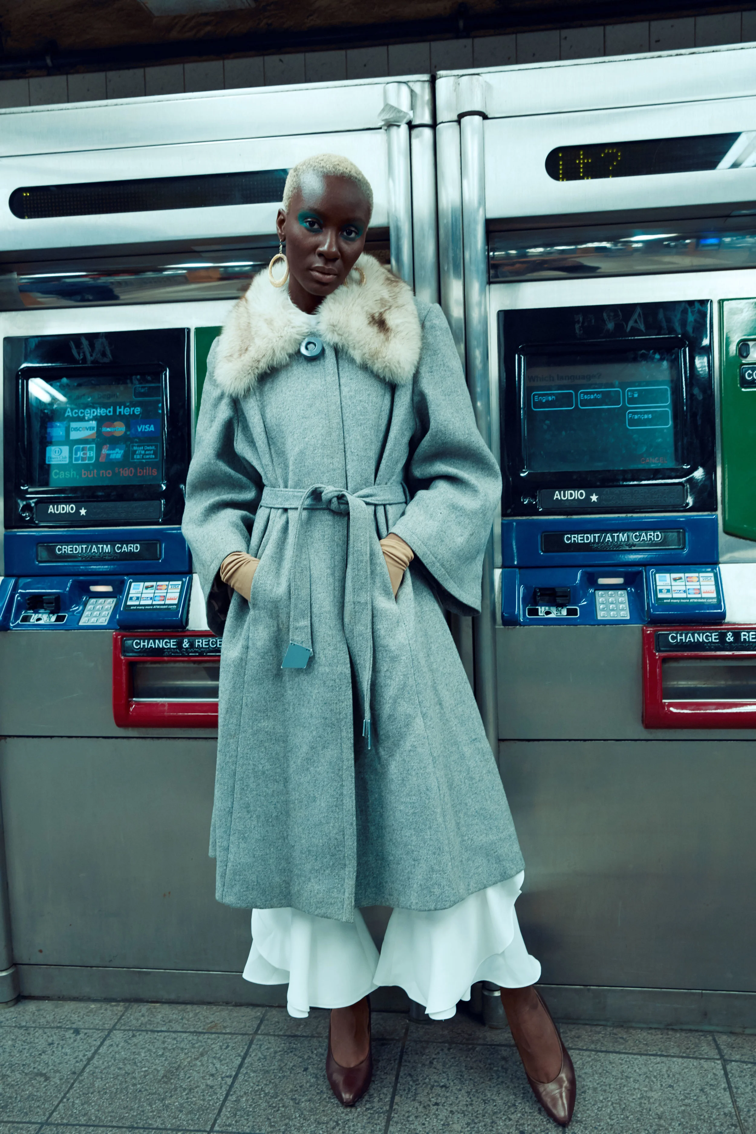 Trench: Vintage Pants: Zara Shoes: Vintage Earrings: Kim Rogers Gloves: Vintage