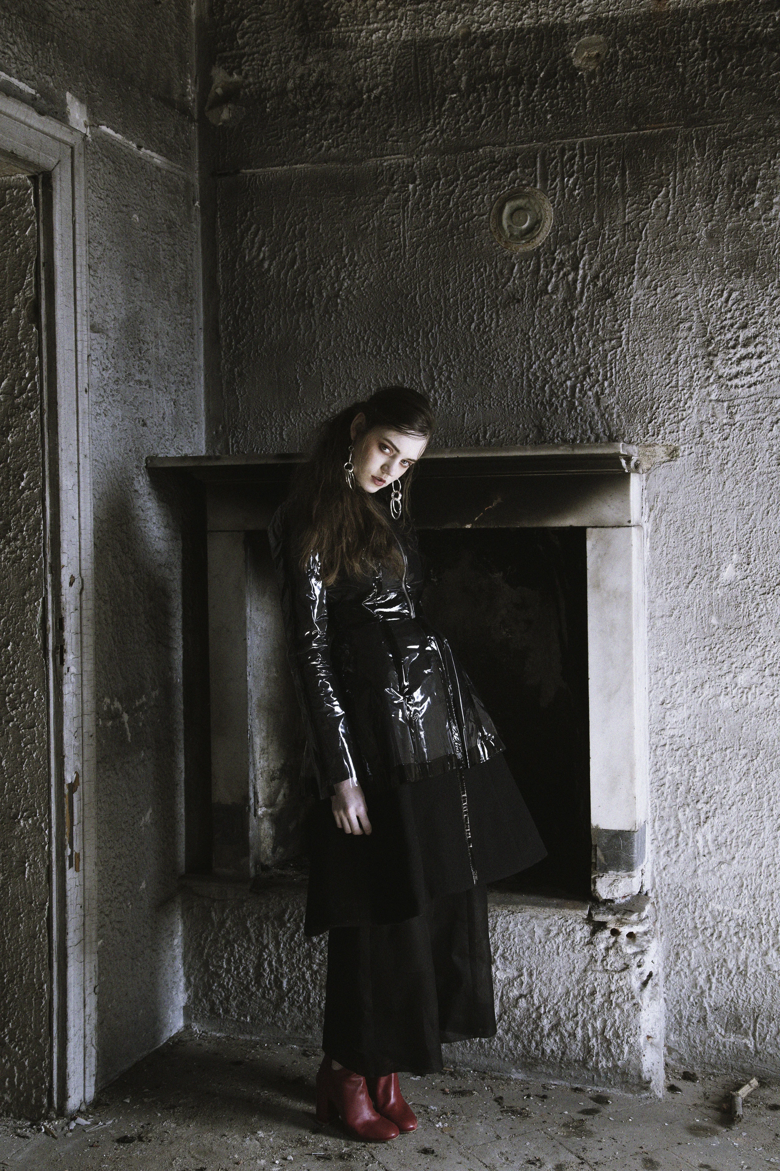 Adele / Coat: Simone Battista. Pants: Cos. Boots: Marios. Earrings: H&M.