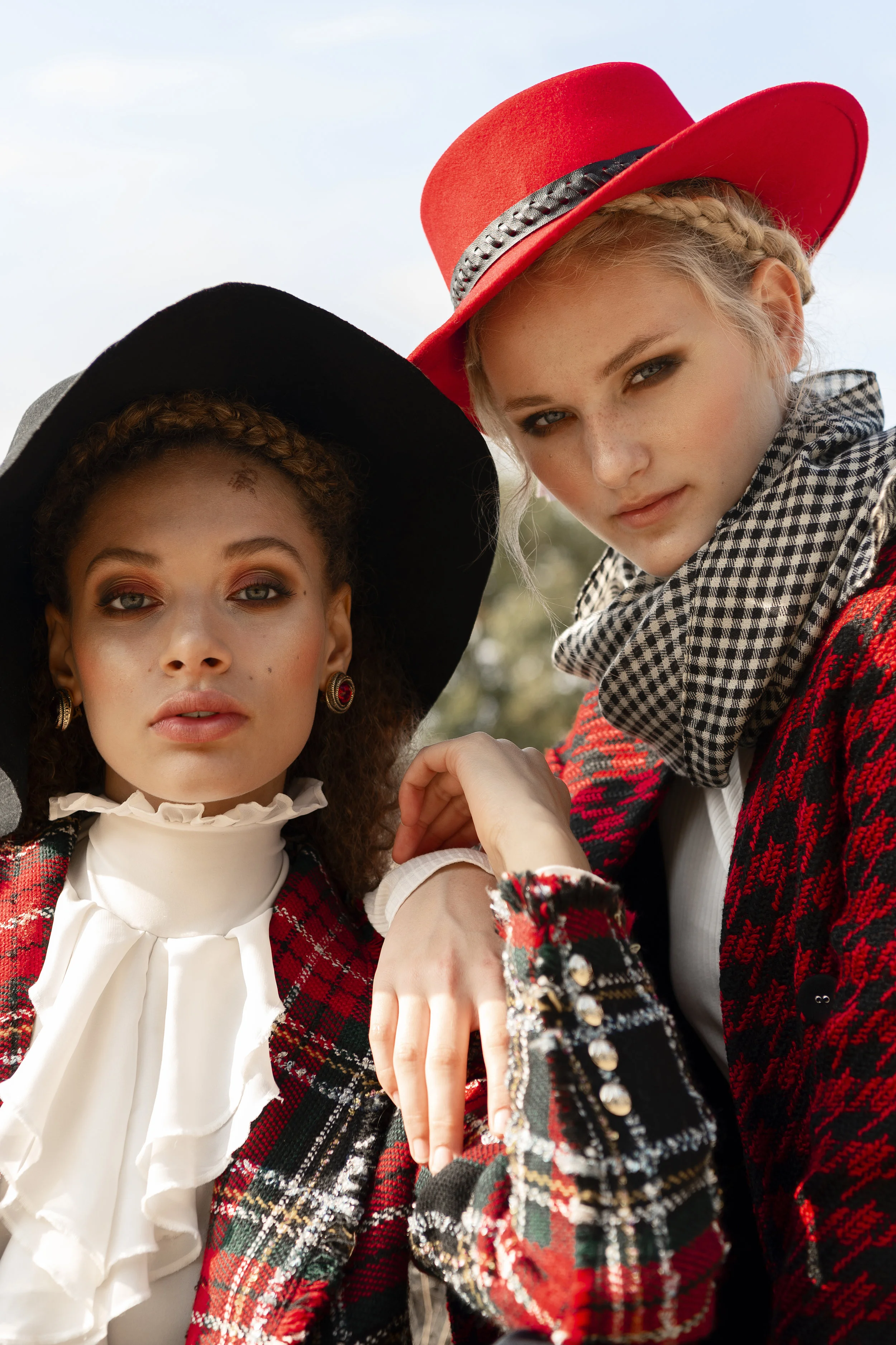 On the left: blouse stylist wardrobe, jacket Zara, hat stylist wardrobe, earrings stylist wardrobe. On the right: blouse Mango, jacket Zara, scarf Mango, hat Top Shop.
