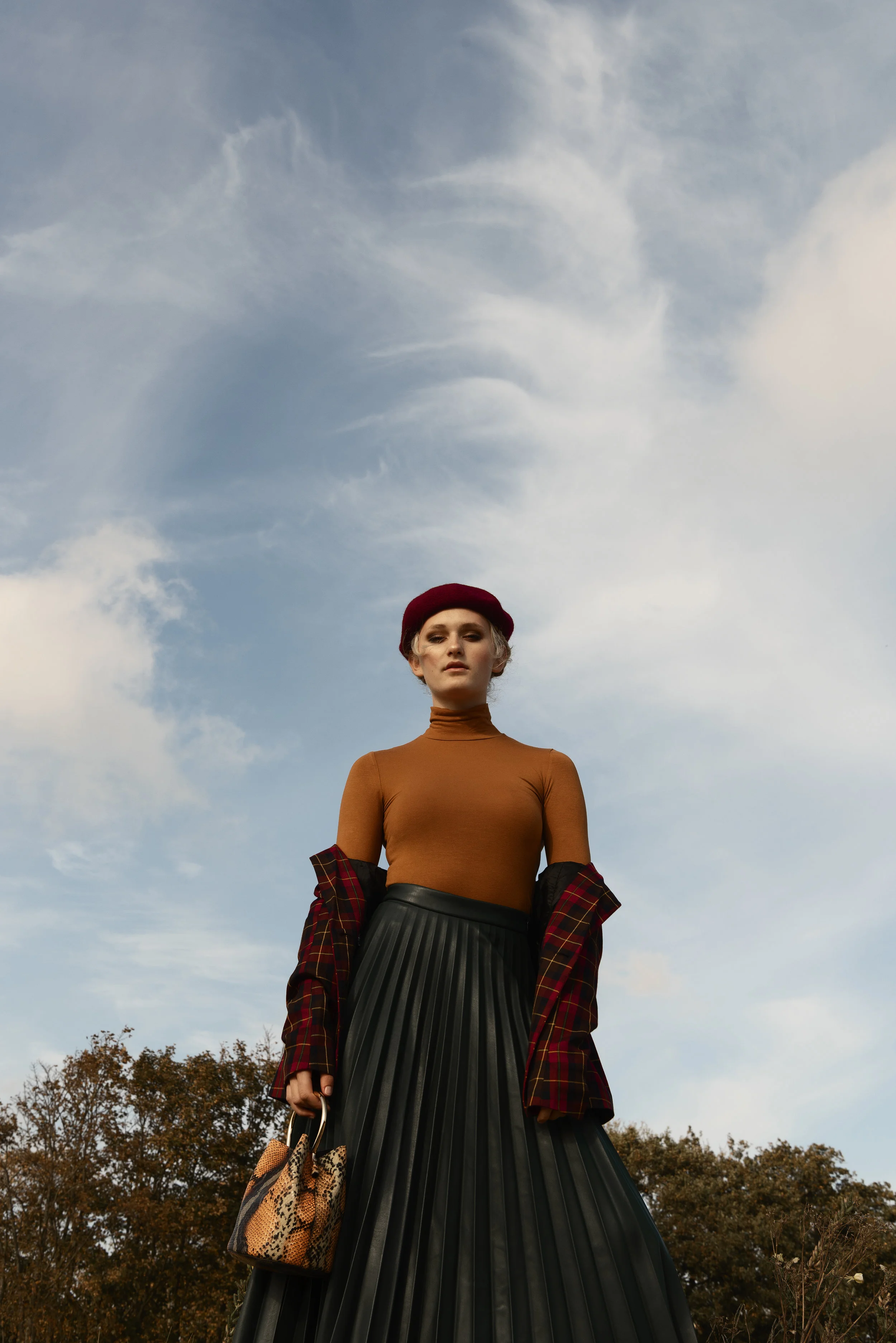 Hat, blouse, jacket and skirt Stradivarius, bag Mango.