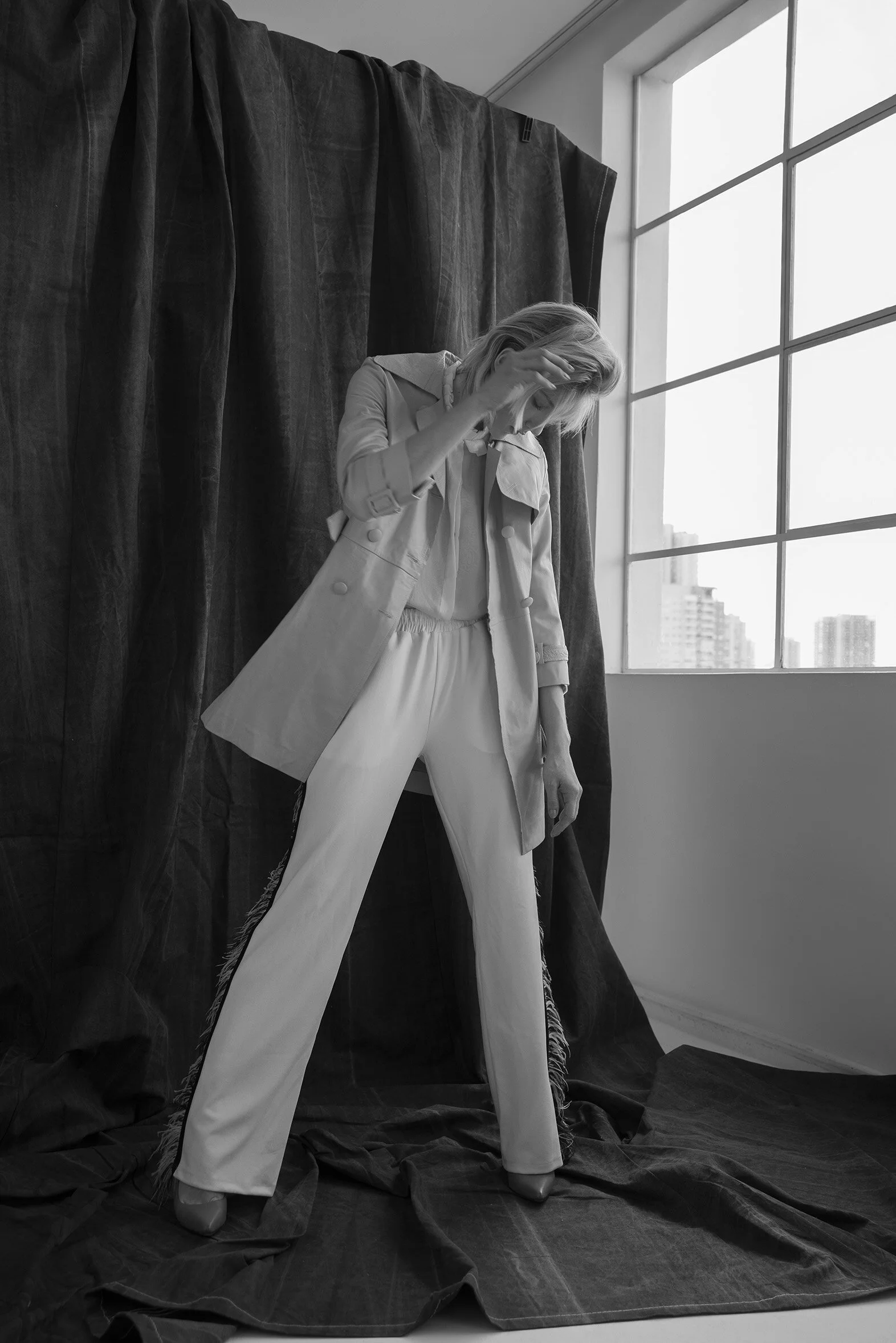 Trench coat Vitor Zerbinato Maison Alexandrine shirt Morena Rosa pants scarpin Vitor Zerbinato