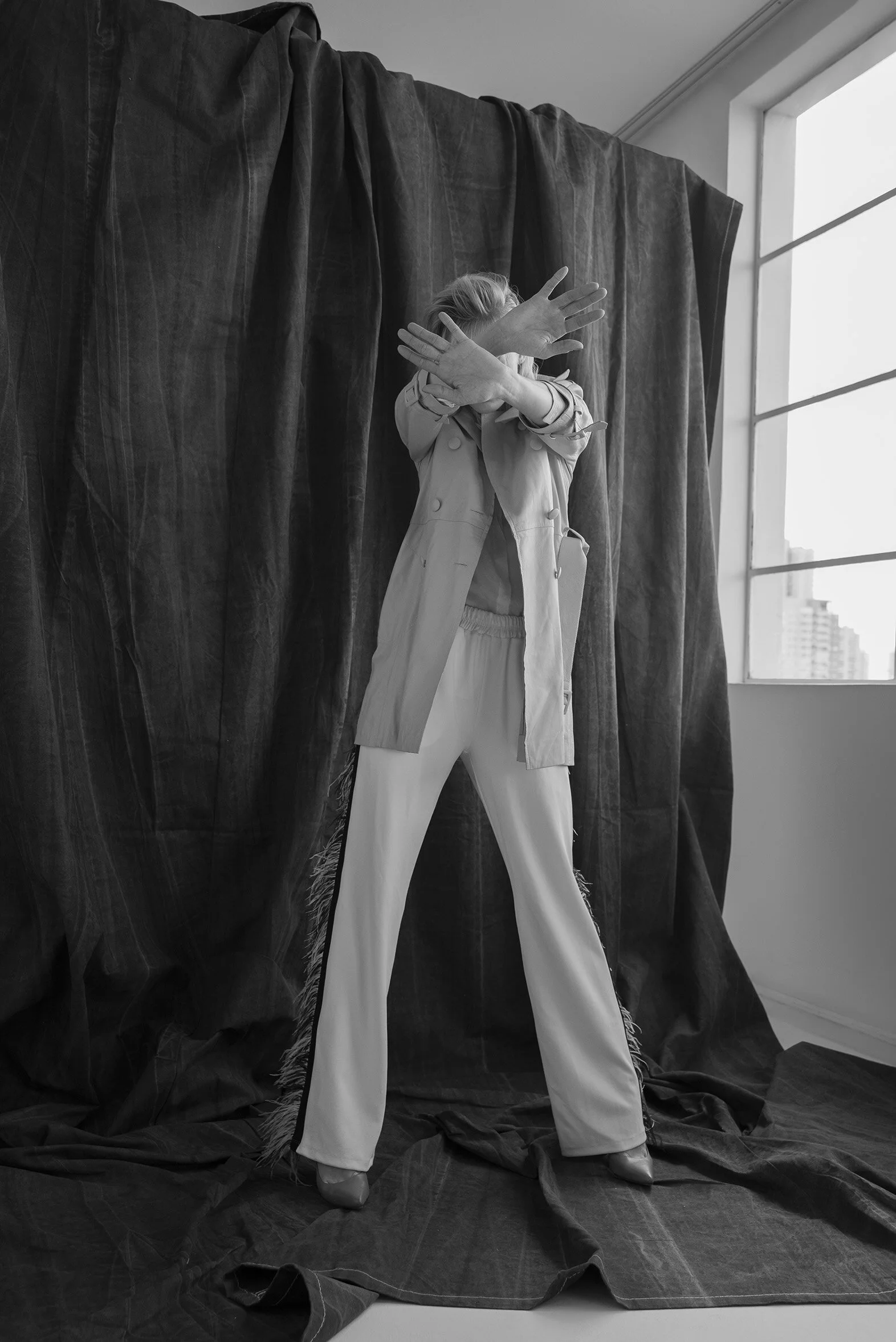 Trench coat Vitor Zerbinato Maison Alexandrine shirt Morena Rosa pants scarpin Vitor Zerbinato