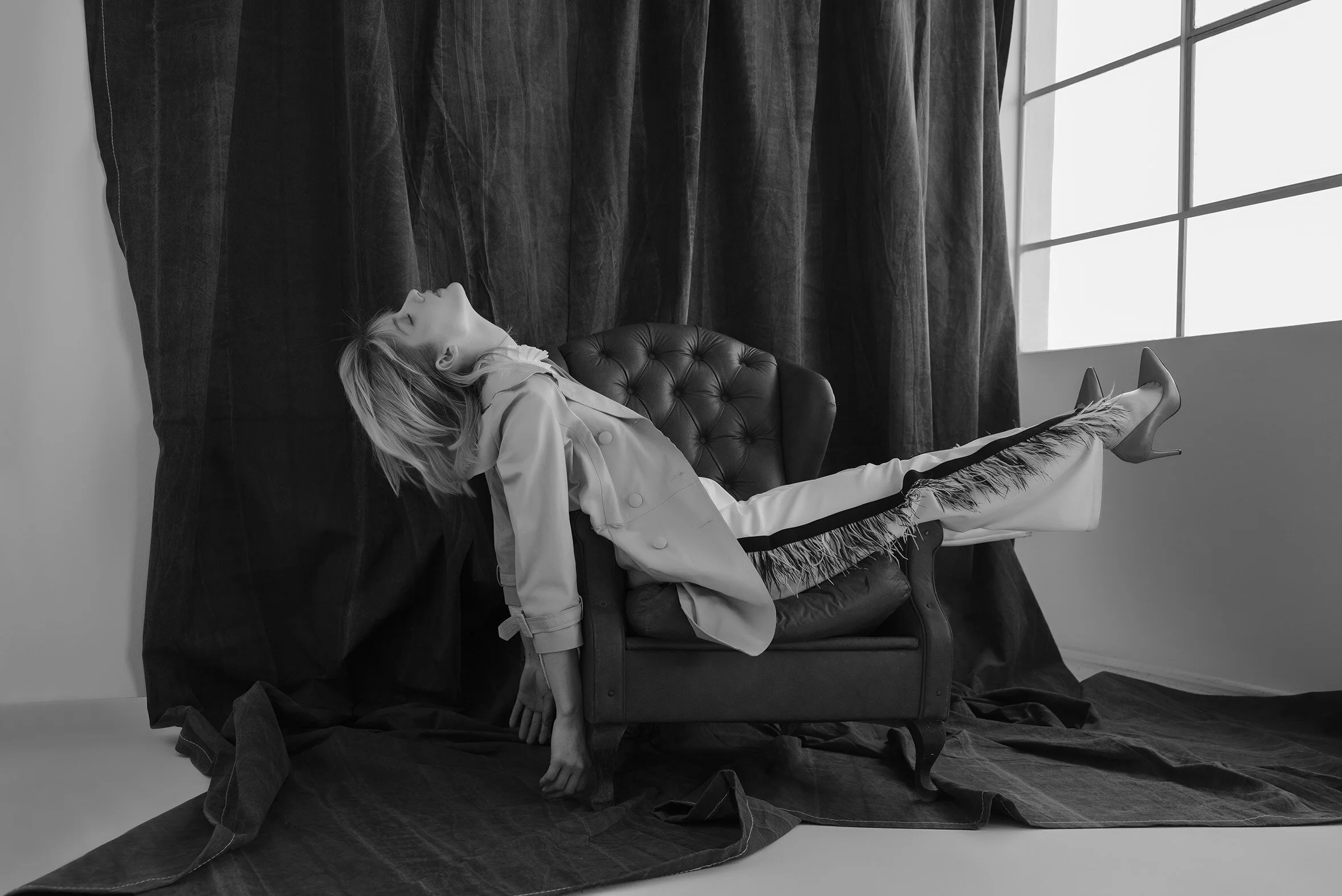 Trench coat Vitor Zerbinato Maison Alexandrine shirt Morena Rosa pants scarpin Vitor Zerbinato