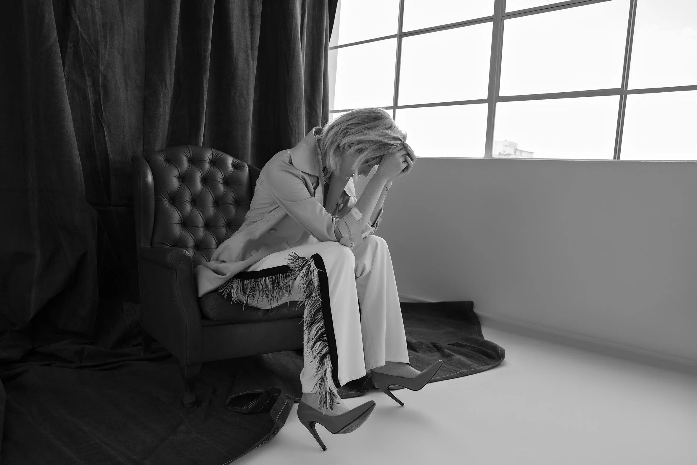 Trench coat Vitor Zerbinato Maison Alexandrine shirt Morena Rosa pants scarpin Vitor Zerbinato