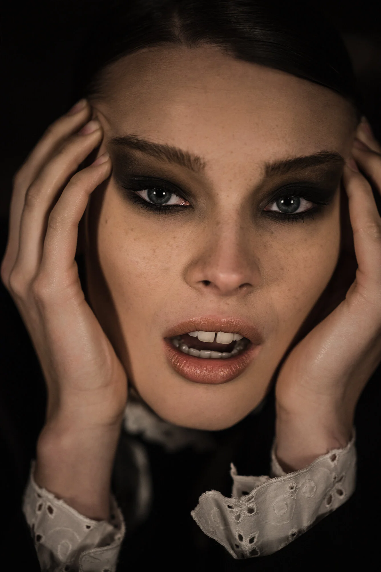 Photo: Vincenzo russo Stylist & Art Dir: Vanessa bartalesi MUA: Giulia petreni Photo: Elvis mane Model: Alexandra sacaliuc Hair:Stylist Andrea russofi Hai Stylistr: Fuoriskema Via @officialkavyar