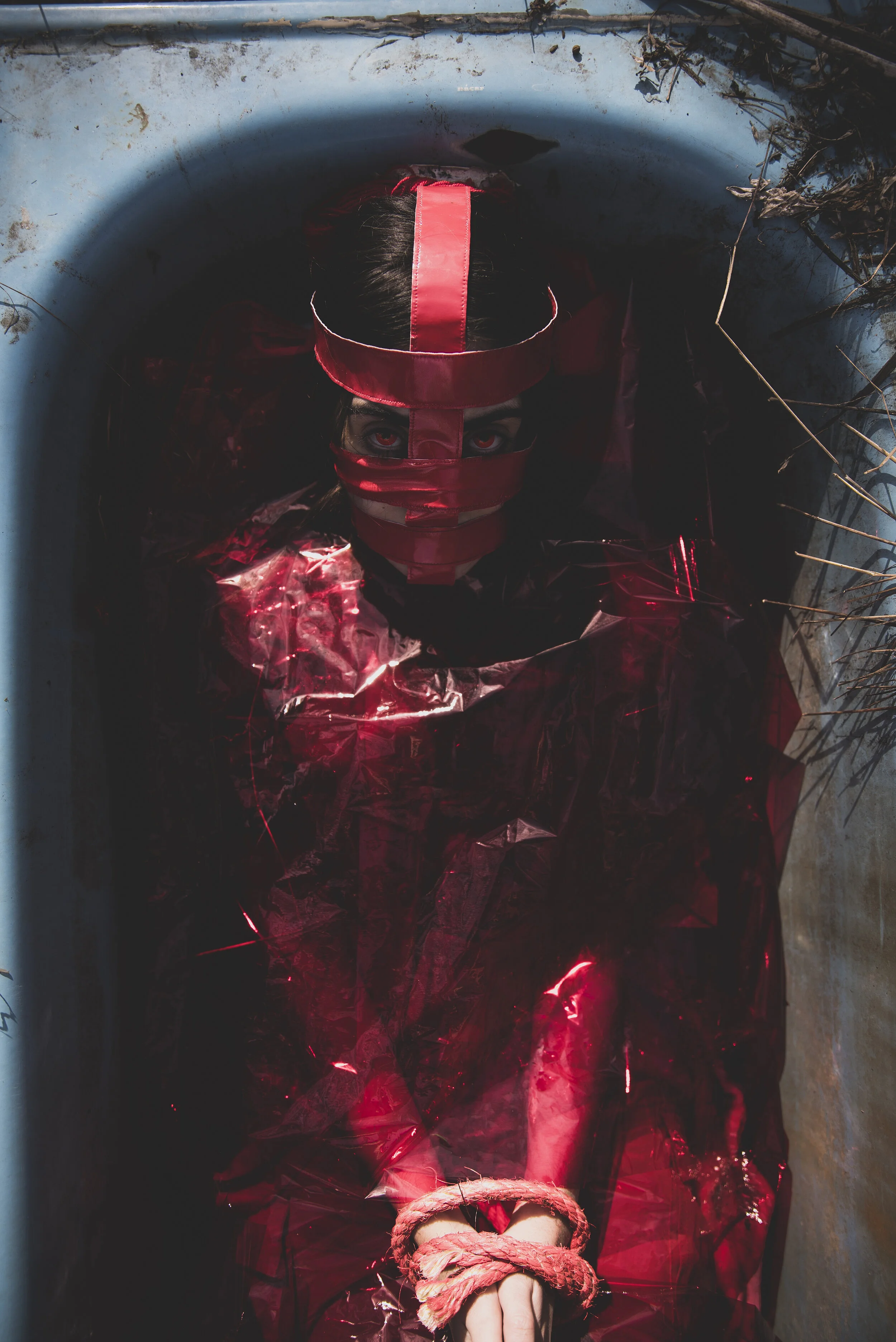 1.BATHTUB PIC.MASK Creative director: Natalia Chávez @nataliachavezx Photographer: Daniel Torres @Daniel_torres_photo Fem. Model: Laura Fernandez @Laurafex2 Mask designer: Natalia Chávez @nataliachavezx