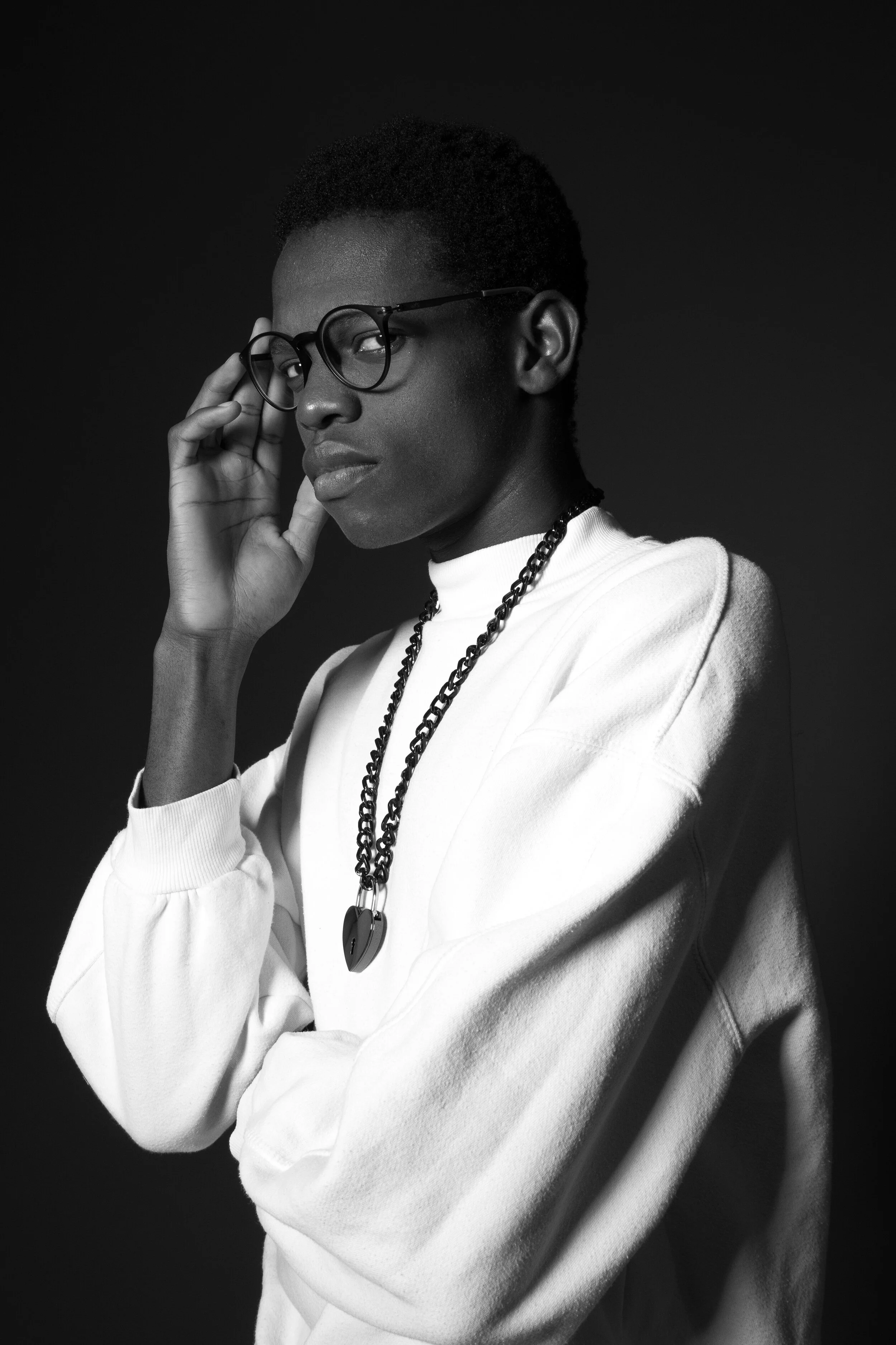 Photographer: Dario Tucci Wardrobe Credits: White Sweatshirt : Bershka Necklace : yves saint laurent