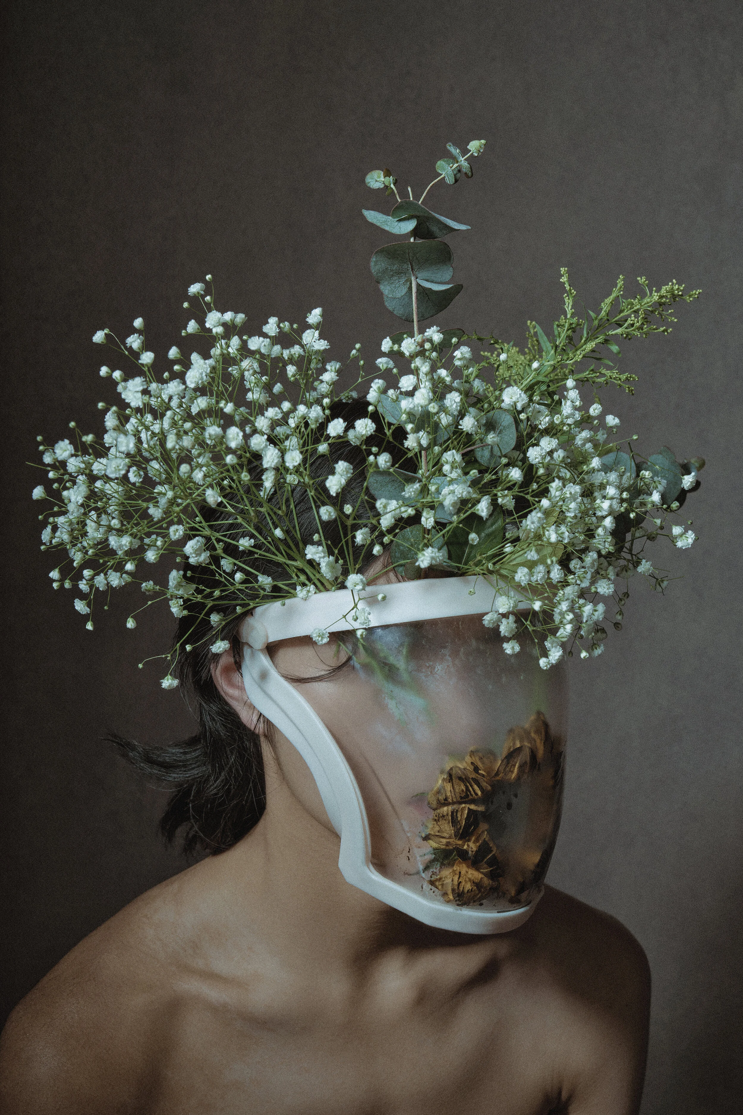 An idea about smog, mankind has caused many global environmental problems. Some lives disappear, and some lives live in the gap between man and the environment.