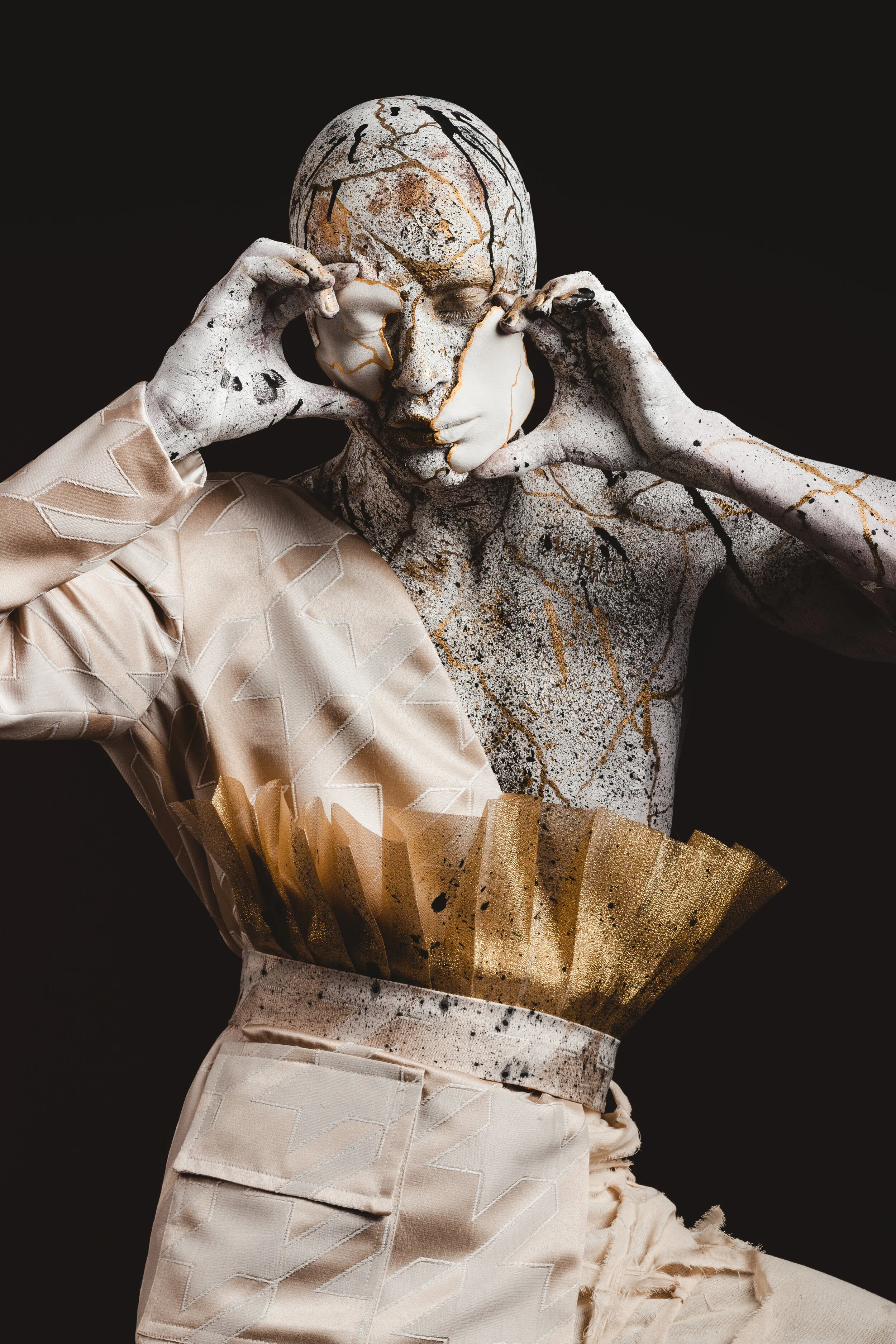 Photographer: Mario Hernandez Makeup Artist: Wendy Ibarra Wardrobe Stylist/Fashion Designer: Salvador Santana Paniagua Male Model: Oz Medina @Blink Model Management Asistente: Saúl Martínez Writer: Mauricio F. Romero Arroyo Wardrobe Credi