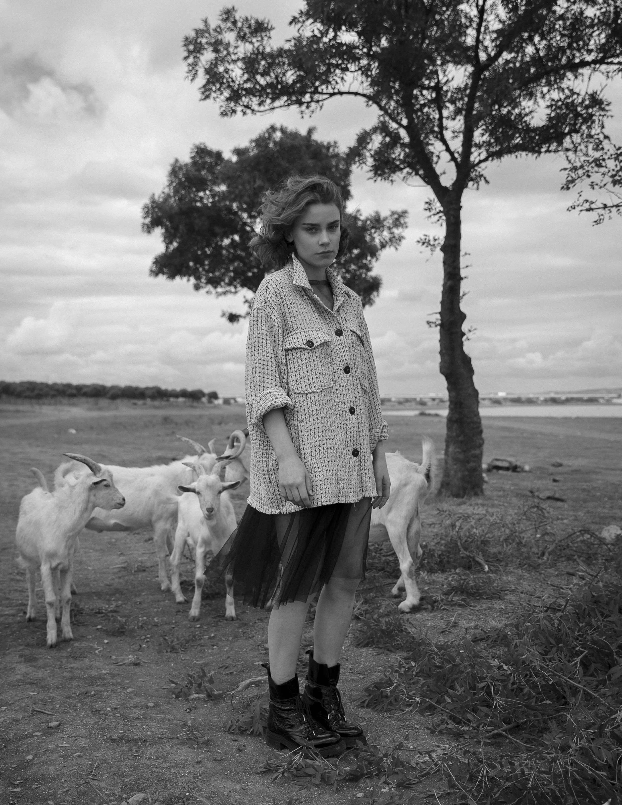 Photographer: Elena Güleç Model: Stella @@modelwerk Wardrobe Stylist: Kate Kaya Wardrobe Credits: T-shirt Zara Shoes Mango