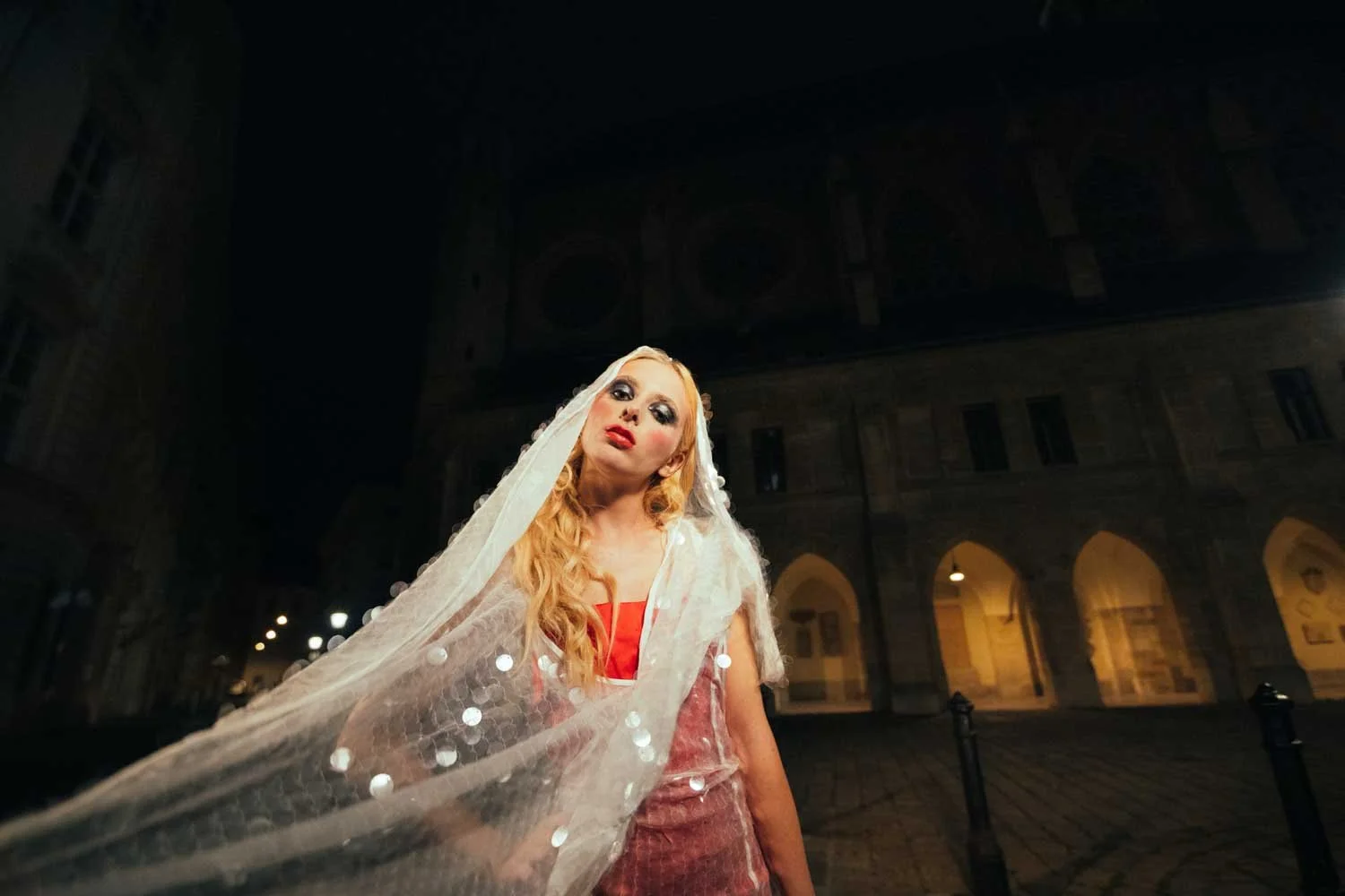  Red dress: Adlfashion • White dress: Julian Scarry 