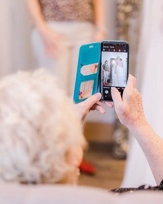 How is your shop responding to the virtual wave?

Creating that experience of a lifetime while helping the bride find the dress of her dreams is definitely requiring creativity now more than ever!

We are defenders of these moments. And we have a ful