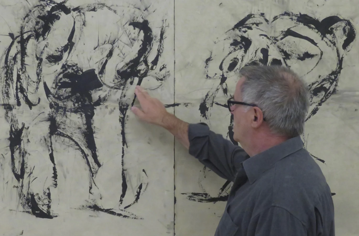 L’artiste devant son travail