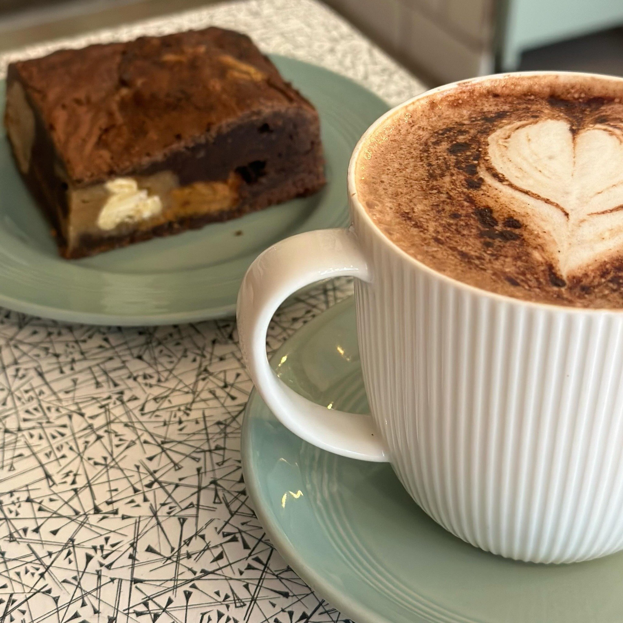 It definitely feels like a chocolate sort of day and we&rsquo;ve got it covered with our fabulous hot chocolate (can be vegan) and our Biscoff Cookie Dough Brownie. Happy Thursday Cake Lovers. We&rsquo;re open until 4pm. 

#cakeroom #hastings #homema