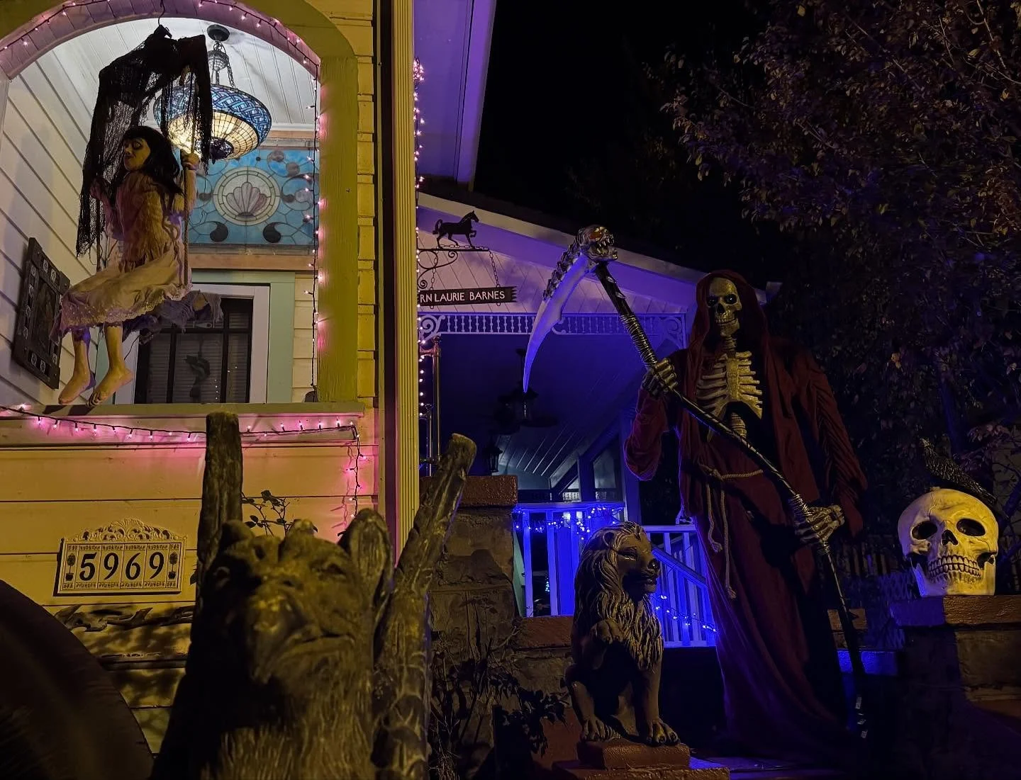 Happy All Hallows Eve! An amazingly spooky display in the town of Dumsmuir near Mt. Shasta. Swipe to see the cool video!

#halloween #dunsmuir #rarerecords