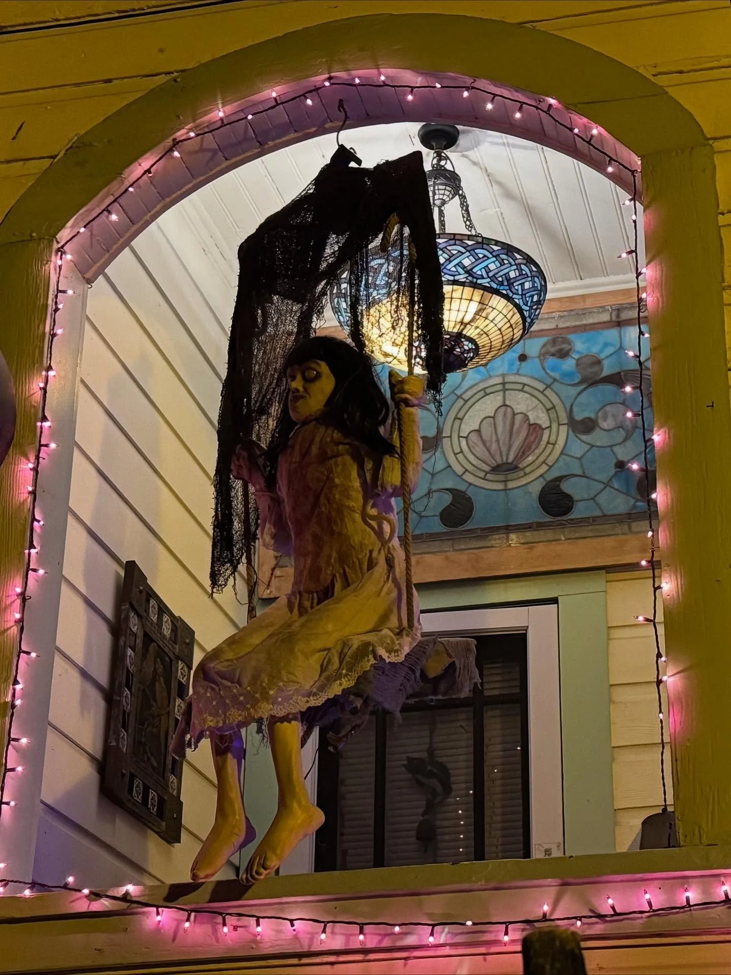 Happy Halloween! A fantastically spooky display in the town of Dunsmuir near Mt.Shasta. Swipe to see the scary videos!

#halloween #allhallowseve #scarymonsters #theexorcist #lindablair #rarerecords