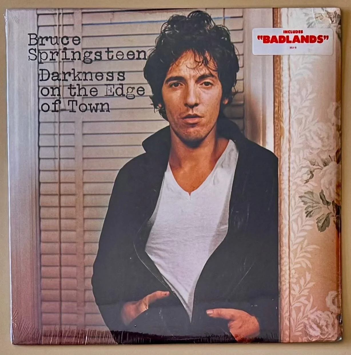 Record of the Day: still sealed with hype sticker! Likely a 1978 pressing. The store is open 11 to 6 come on in!

#brucespringsteen #darknessontheedgeoftown #badlands #stillsealed #hypesticker #classicrock #rarerecords #vintagerecords #recordsforsale