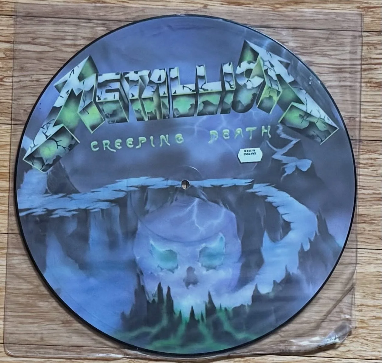 Record of the Day: M- UK OG! I out out lots of great records yesterday! The used and new bins are stuffed with a variety of gift ideas. The store is open 11 to 6 come on in!

#metallica #creepingdeath #picturedisc #ukpressing #mintcondition #heavymet