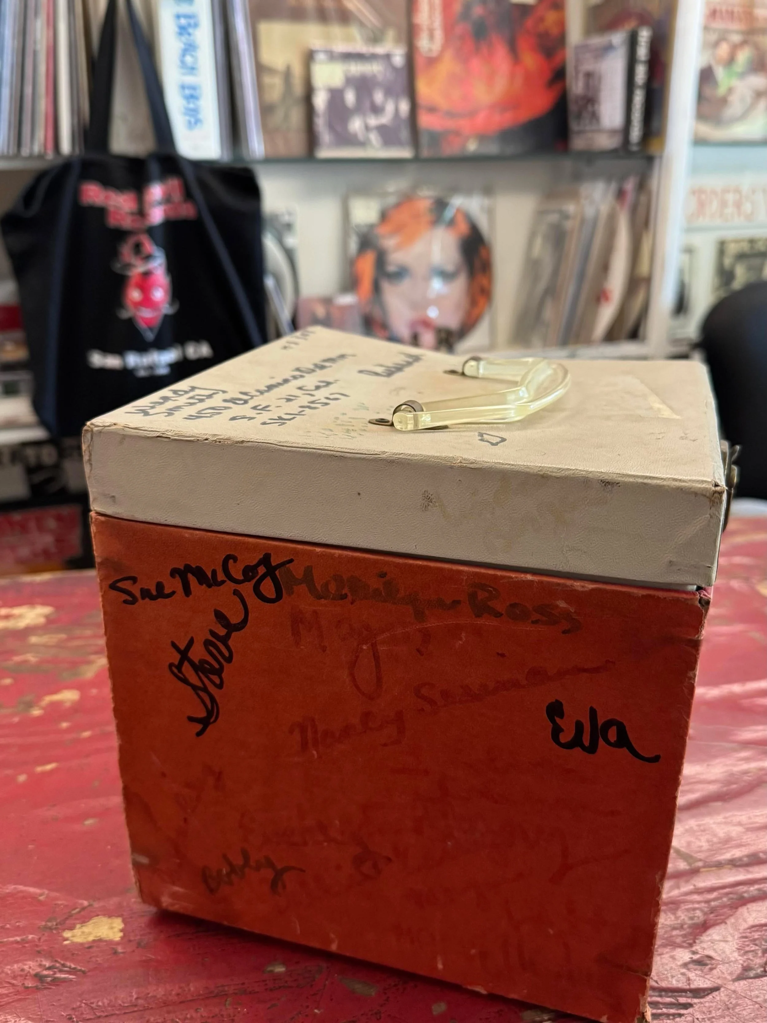 How cute is this? It looks like Wendy of San Francisco had it signed by her friends like a yearbook. The store is open today 12 to 6 come on in. P.S. the Rockin Devils do killer covers in Spanish of Gloria and Satisfaction!

#recordcase #45s #45rpm #