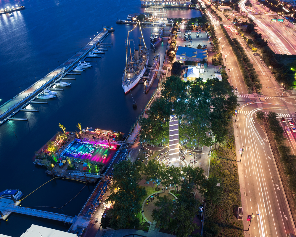Located in the Marina at Penn’s Landing, the Oasis consists of three landscaped barges, a net lounge, and floating gardens. The barges feature an ADA-compliant boardwalk, beautiful raw metal railings, and tons of seating.