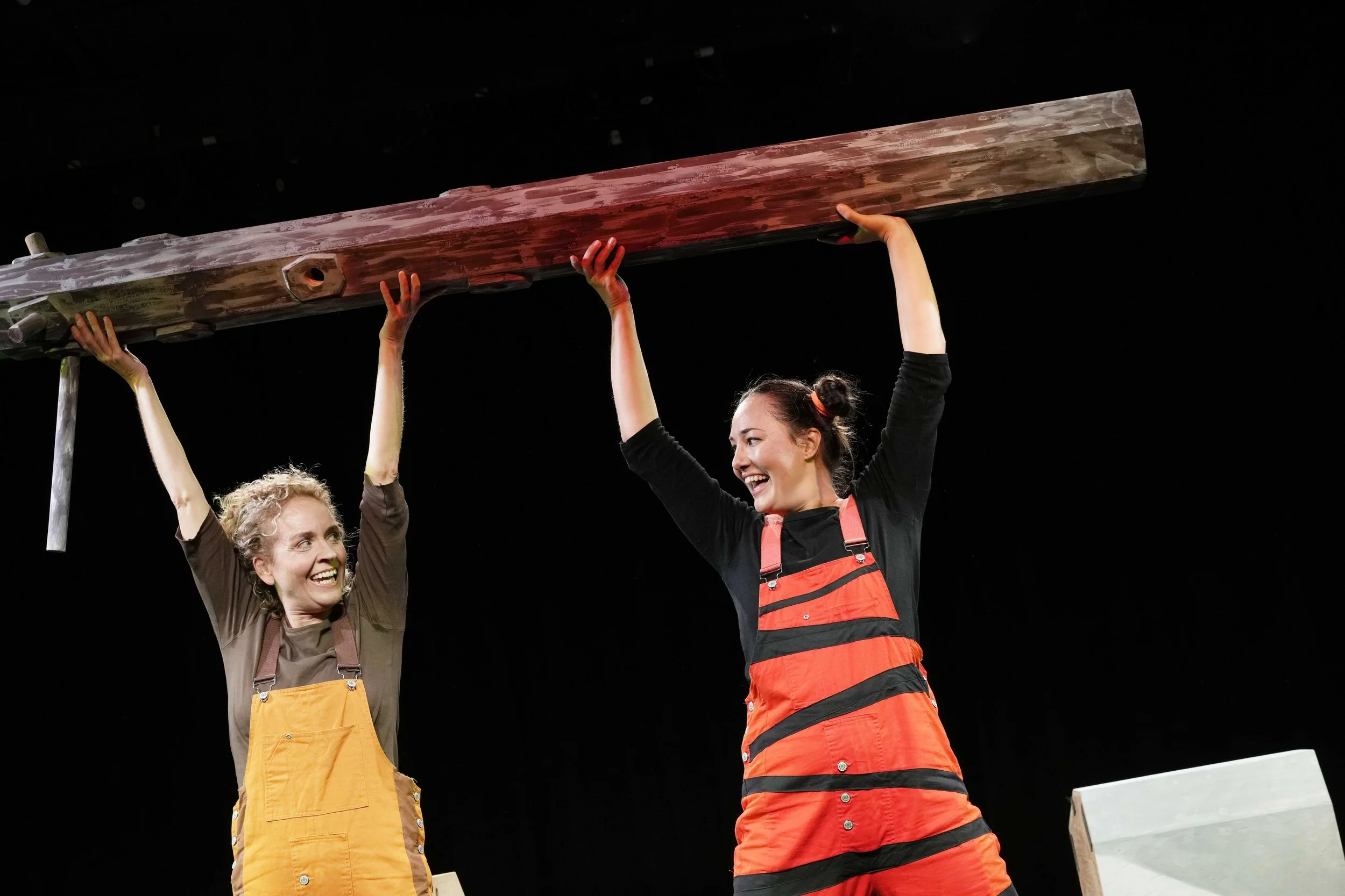 1728567581_Wenn-zwei-sich-streiten-PKBild3-Katharina-Schraml-Lena-Matthews-Noske-Copyright-Theater-des-Kindes.jpg