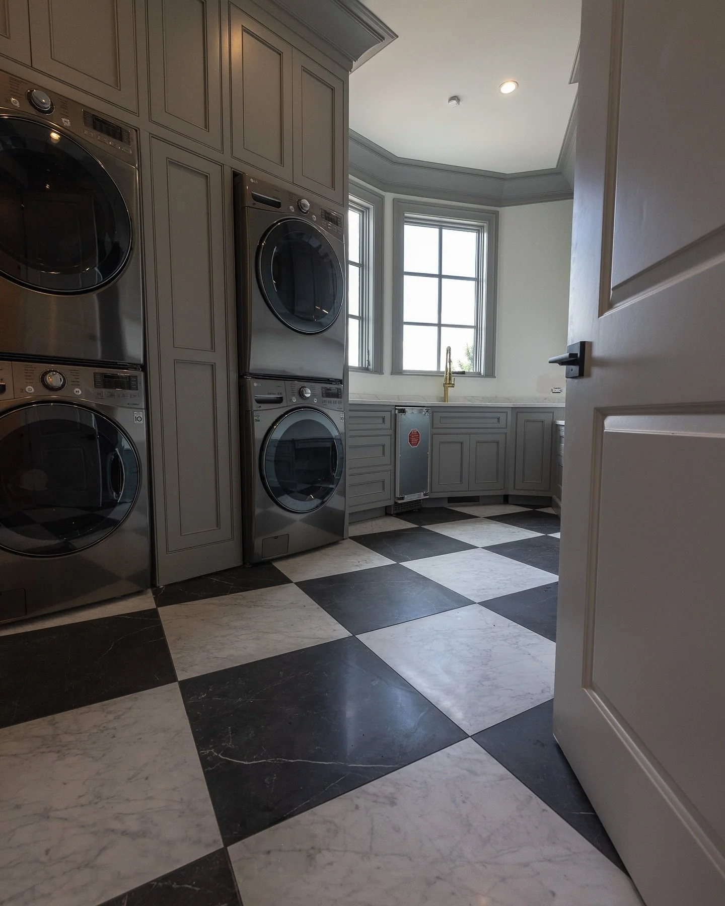 Laundry day never looked so good! Huge thanks to our amazing designer for transforming this space. ✨ #LaundryGoals #DesignMagic #HomeRenovation #HouseRemodeling #InteriorDesign #BeforeAndAfter #HomeInspiration #DreamHome #ModernLiving #RenovationLife
