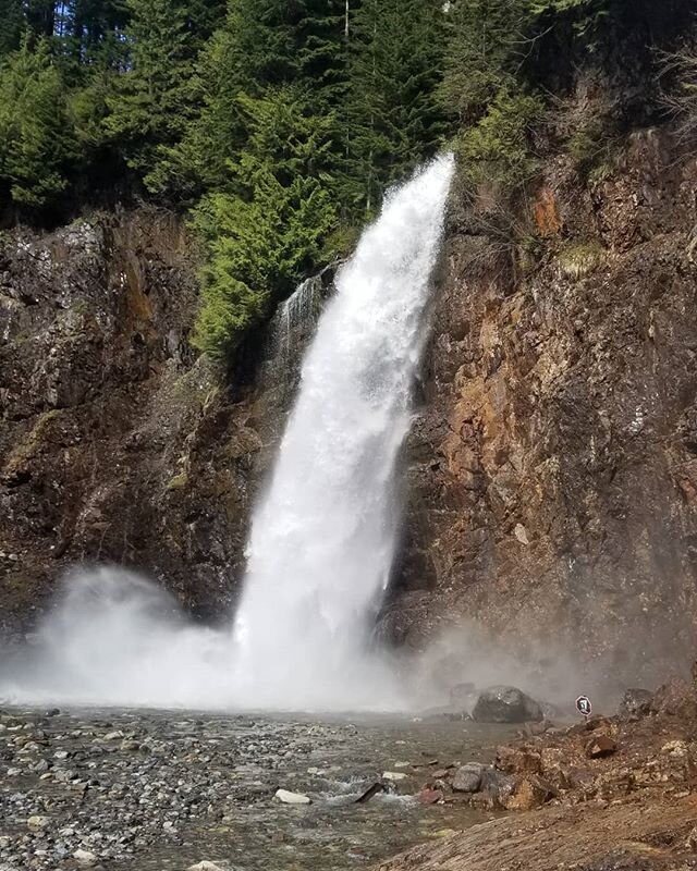 Franklin Falls with @thehobbster
.
.
.
.
.
.
.
#dayhike #hike #waterfall #myquarantinelifebelike #washingtonstate