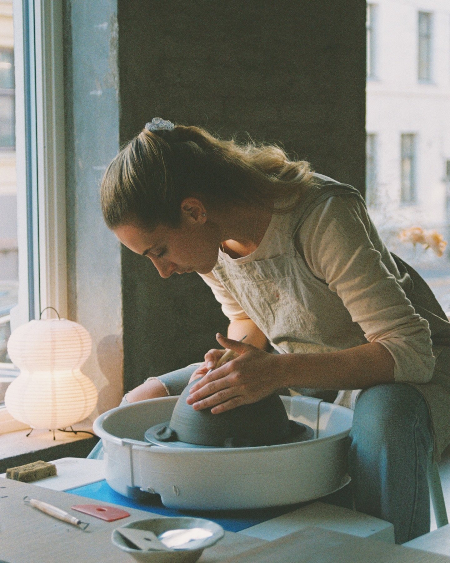 Laura knipset noen bilder av meg i studio forrige uke da jeg trimmet boller som skal selges p&aring; julemarked f&oslash;rste helgen i desember 💌 

Jeg har v&aelig;rt mye i studio de siste ukene - laget bestillinger, produsert til marked og holdt dr