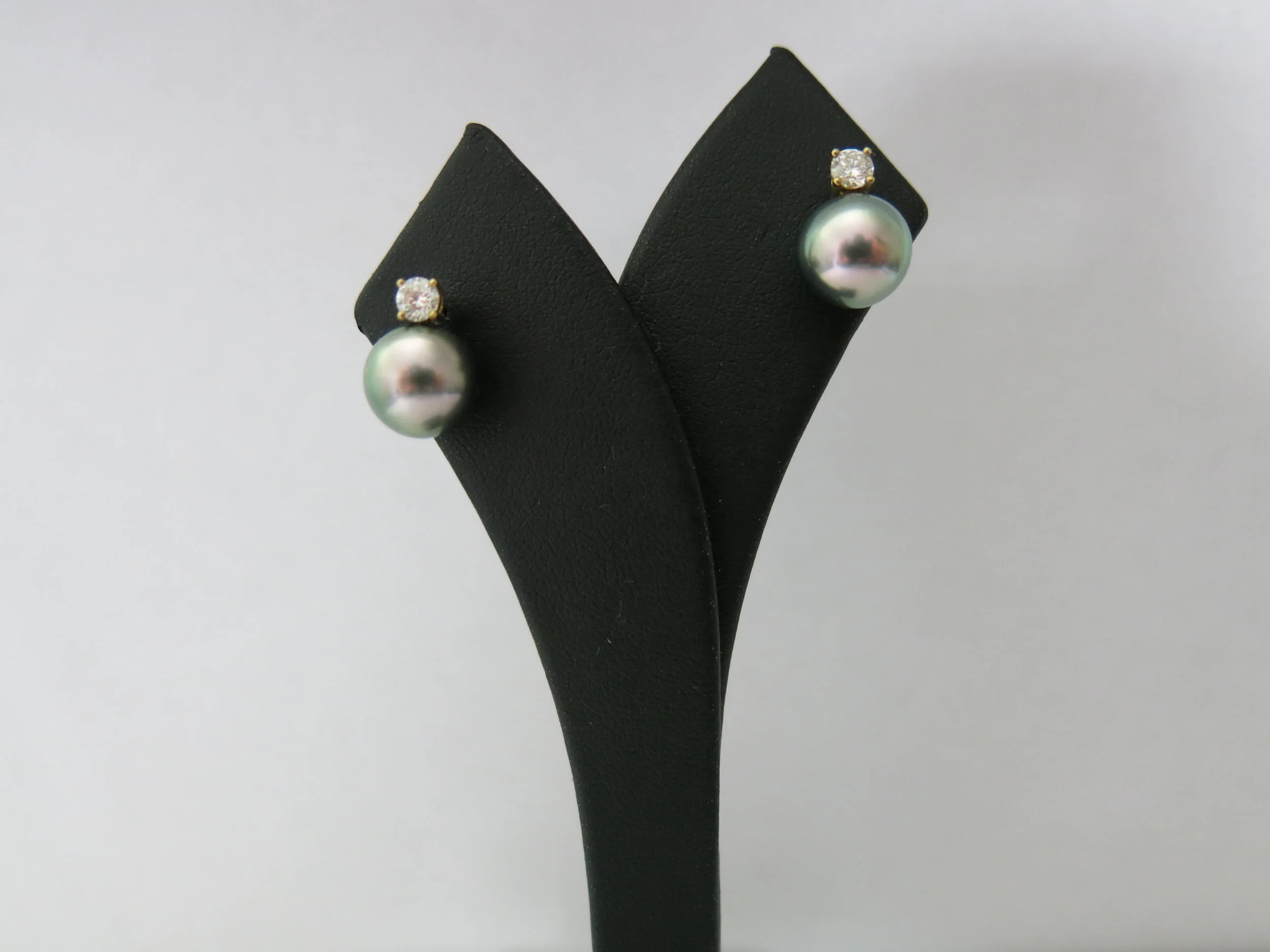 18ct Yellow Gold 0.32ct Diamond & Black Tahitian Pearl Studs