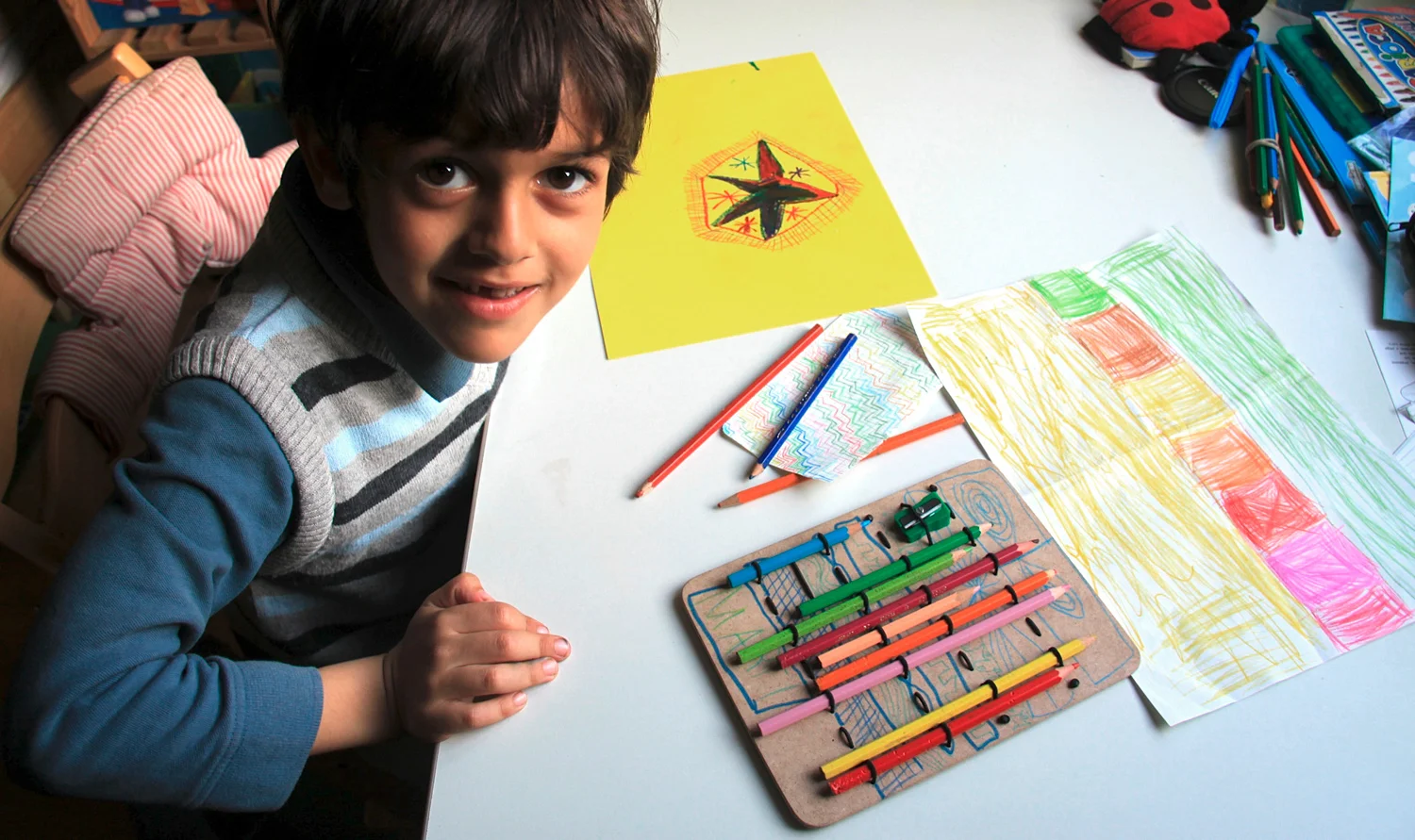 A flat pencil case that shows its content at a glance and loves to be customized by your pencils.