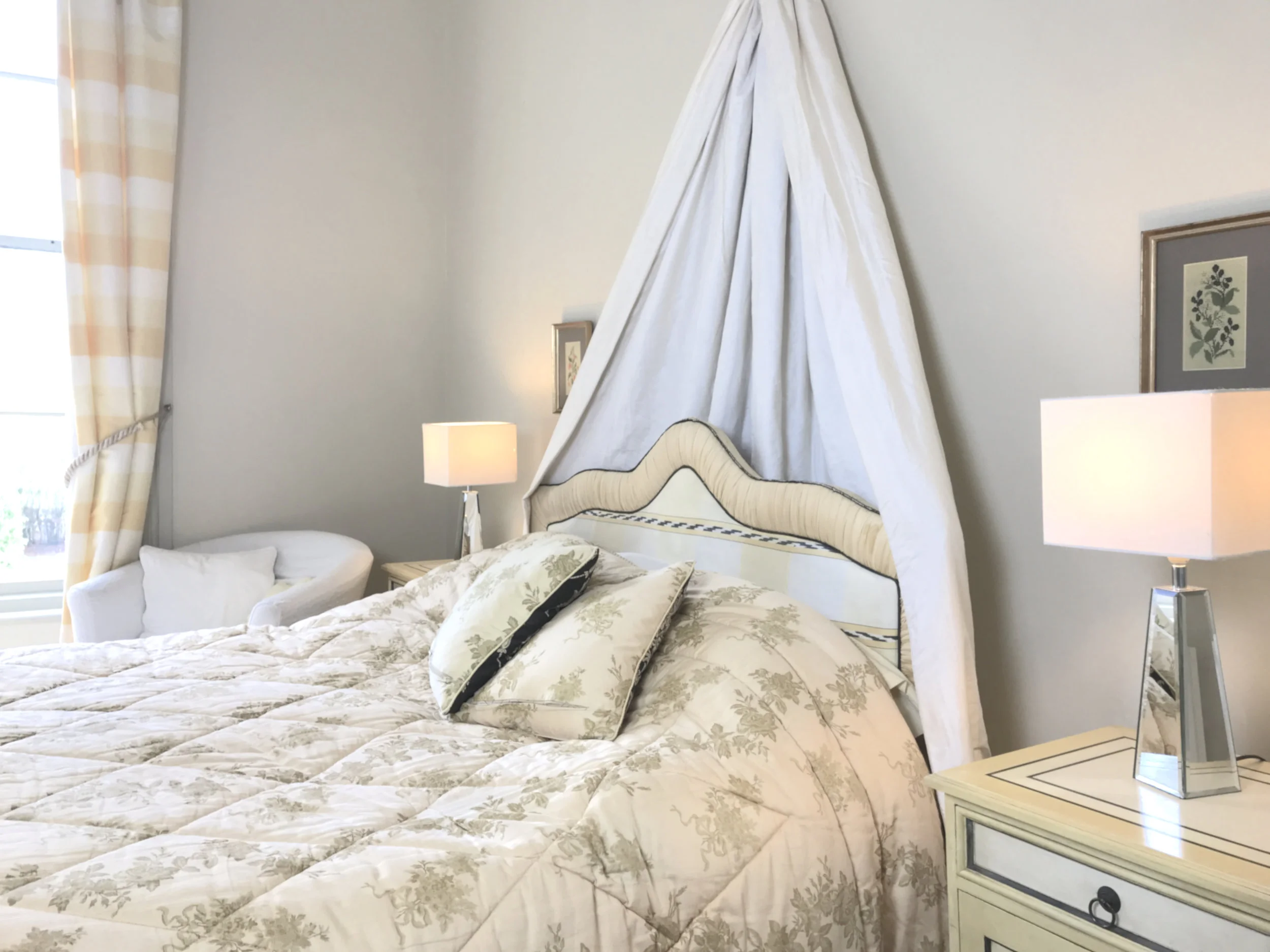 yellow bedroom.jpg