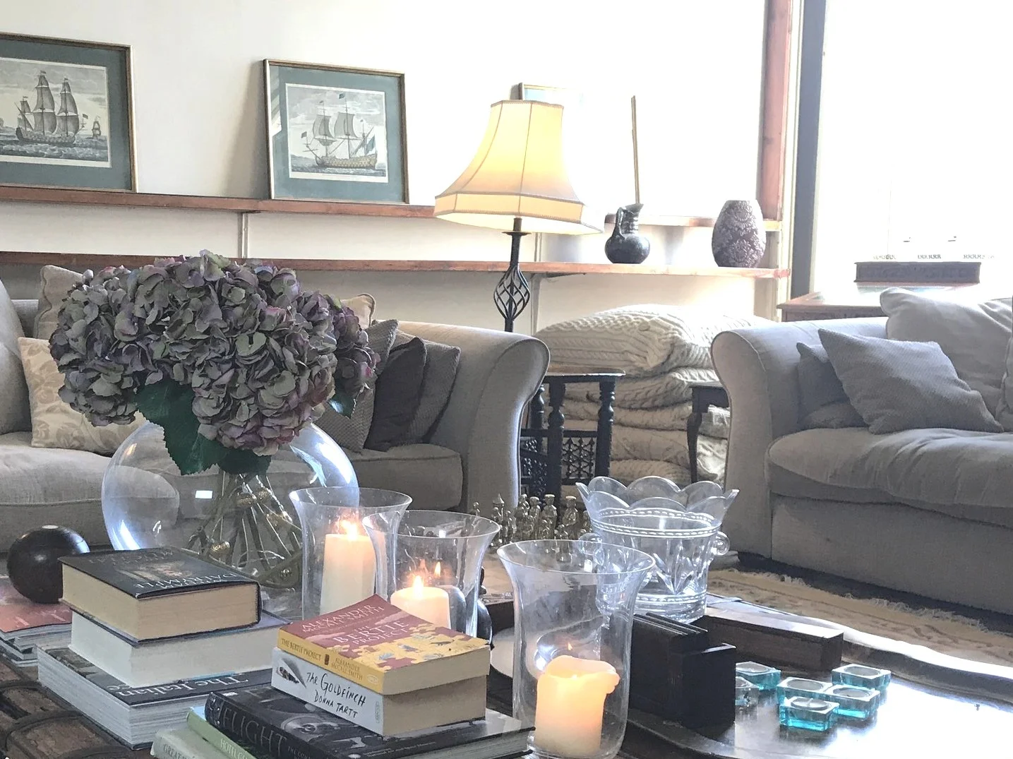 Living room, with sofas for 10