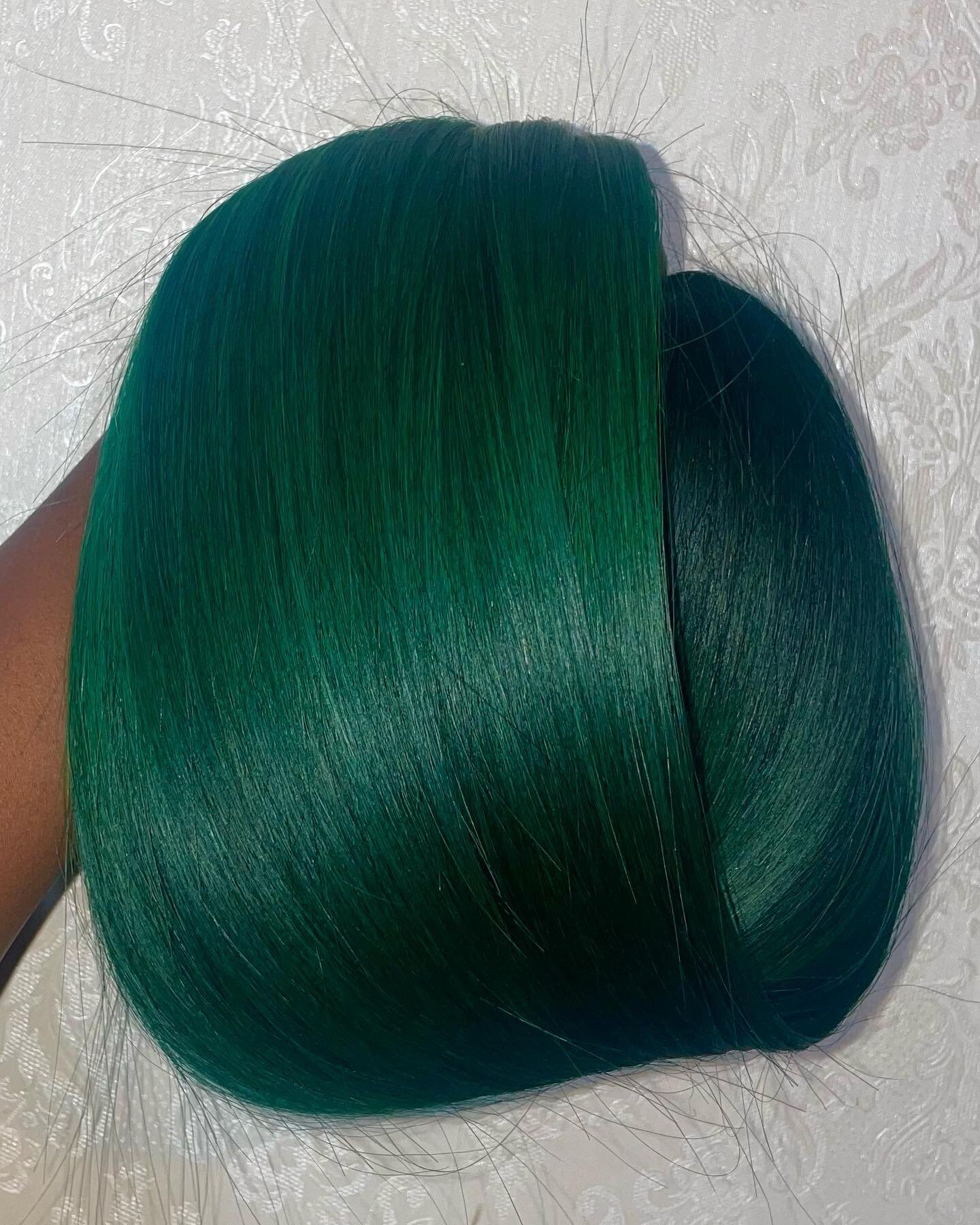 &hearts; Zoom in and take a look at a PROPER reverse ombr&eacute;&hellip; not that 2/3 shades of adore on 613 hair nonsense! 

Natural brown (1B) raw hair lifted to a gradational level 9 to level 5 base, overlayed with a smokey green for the perfect 