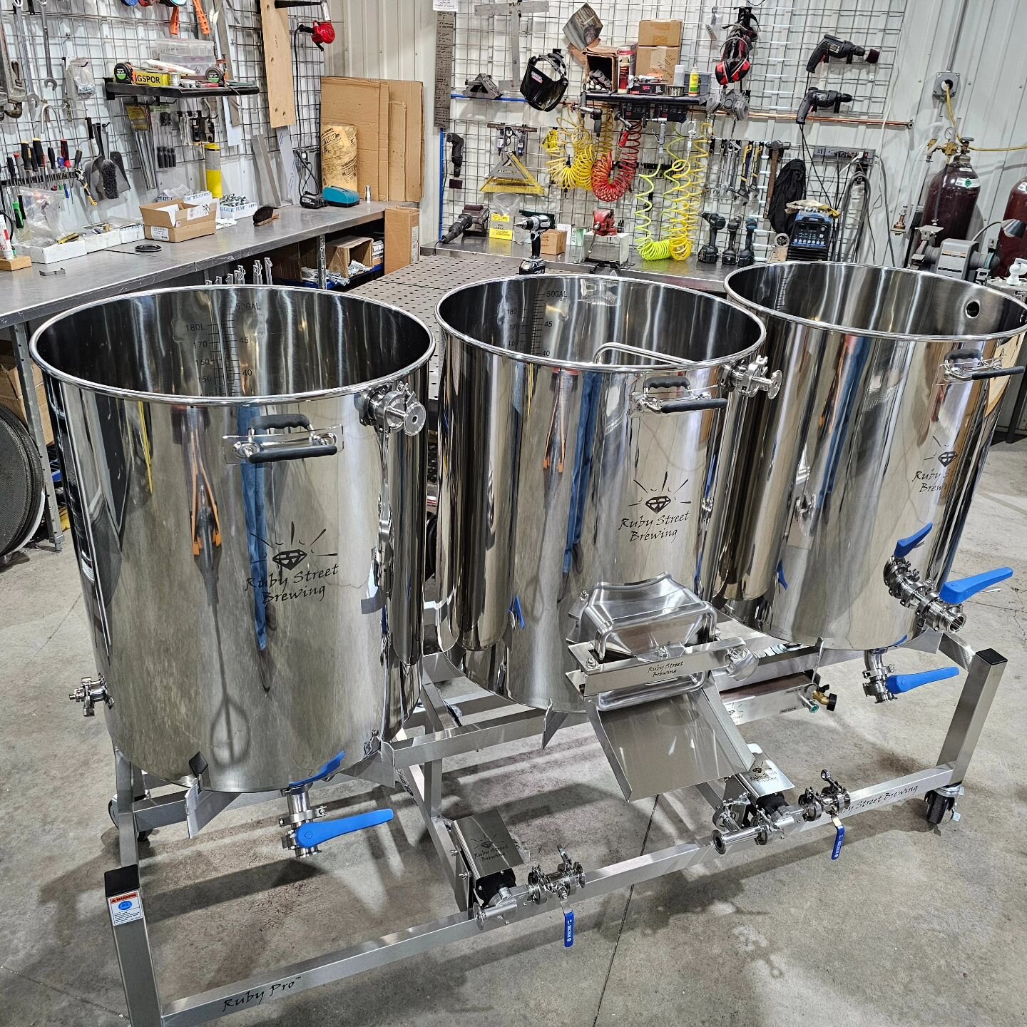 This 100 amp all electric Ruby Pro features our touchscreen control system, variable power internal RIMS, and a Steam Slayer.  It's all packed up to ship to Myrtle Beach, SC, tomorrow morning.
...
#rubypro #electricbrewing #pilotbrewery #handcraftedb