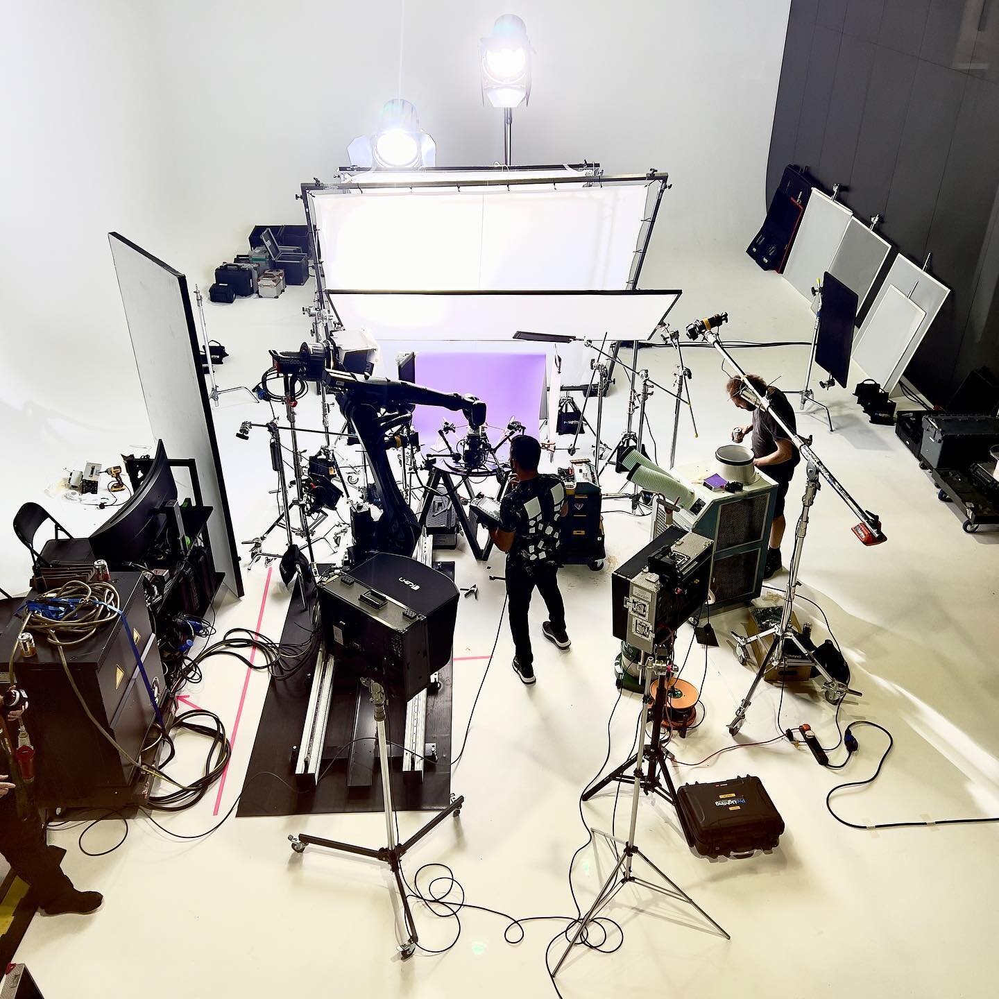 &lsquo; On Set &lsquo; with MILKA
.
.

One key light source to help with the natural look and feel of the curved chocolate bar. Large light source as the chocolate would be moving.
.
X2 Arri M40s ,Silk scrims, Robot, bespoke rig for chocolate split s