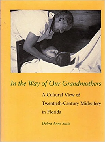 Based on the accounts of midwives, their descendants, and the women they served, In the Way of Our Grandmothers tells of the midwife's trade―her principles, traditions, and skills―and of the competing medical profession's successful program to systematically destroy the practice. The rural South was one of the last strongholds of the traditional "granny" midwife. Whether she came by her trade through individual choice or inherited a practice from an older relative, a woman who accepted the "call" of midwife launched a lifelong vocation of public service. While the profession was arduous, it had numerous rewards. Midwives assumed positions of leadership within their communities, were able to define themselves and their actions on their own terms, and derived a great sense of pride and satisfaction from performing a much-loved job. Despite national statistics that placed midwives above all other attendants in low childbirth mortality, Florida's state health experts began in the early twentieth century to view the craft as a menace to public health. Efforts to regulate midwives through education and licensing were part of a long-term plan to replace them with modern medical and hospital services. Eager to demonstrate their good will and common interest, most midwives complied with the increasingly restrictive rules imposed by the state, unknowingly contributing to the demise of their own profession. The recent interest of the youthful middle class in home birth methods has been accompanied by a rediscovery of the midwife's craft. Yet the new midwifery represents the state's successful attainment of a long-awaited goal: the replacement of the traditional lay midwife with the modern nurse-midwife. In the Way of Our Grandmothers provides a voice for the few women in the South who still remember the earlier trade―one that evolved organically from the needs of women and existed outside the realms of men.