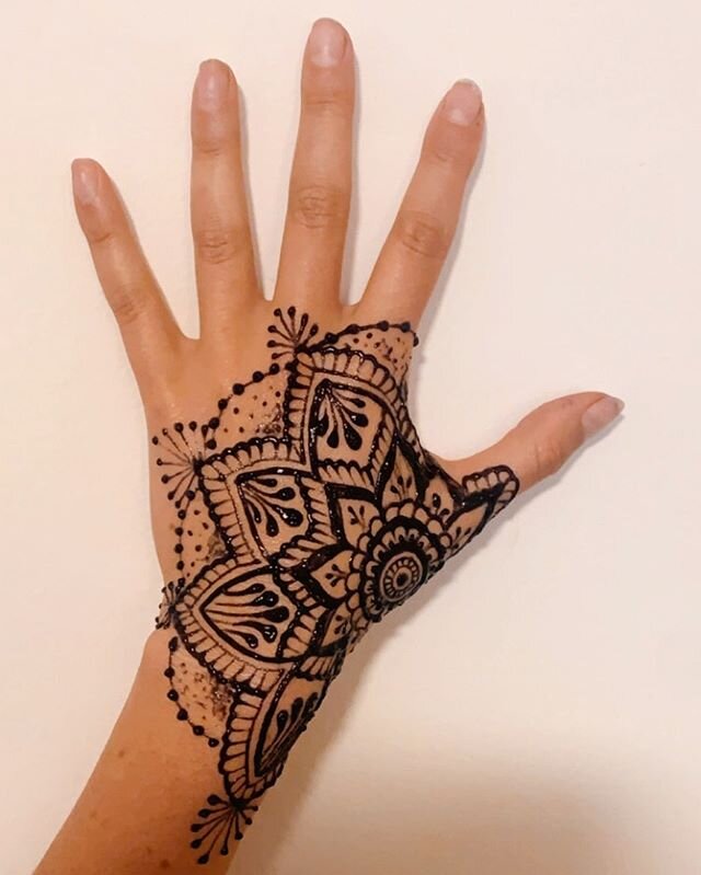 Hand-ala 🙏🏼 #henna #losangeleshenna @freshjagua #jagua #mandala #handtattoo