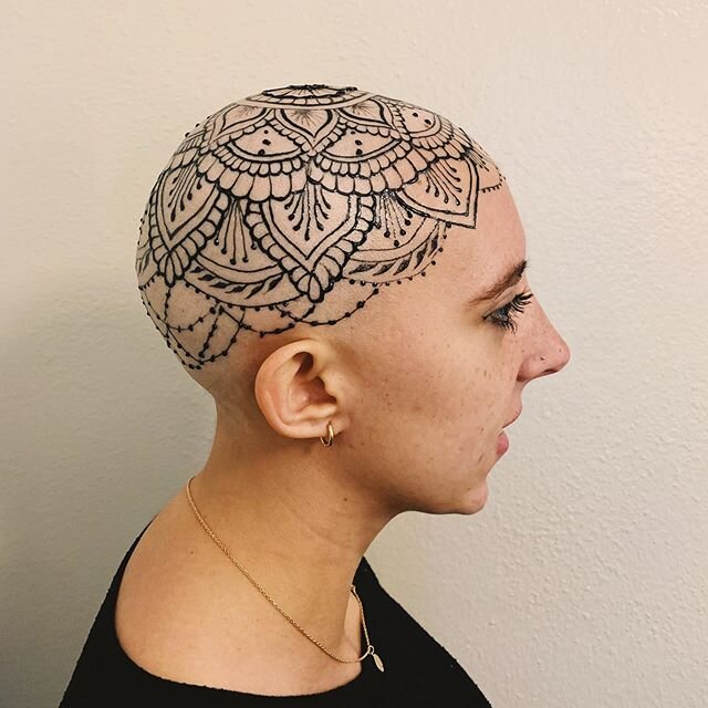 gave some love to this beauty today! So sweet meeting you Hannah &hearts;️ thanks for letting me doodle on your head! 
@freshjagua #freshjagua 
#henna #crown #hennacrown #losangeles
